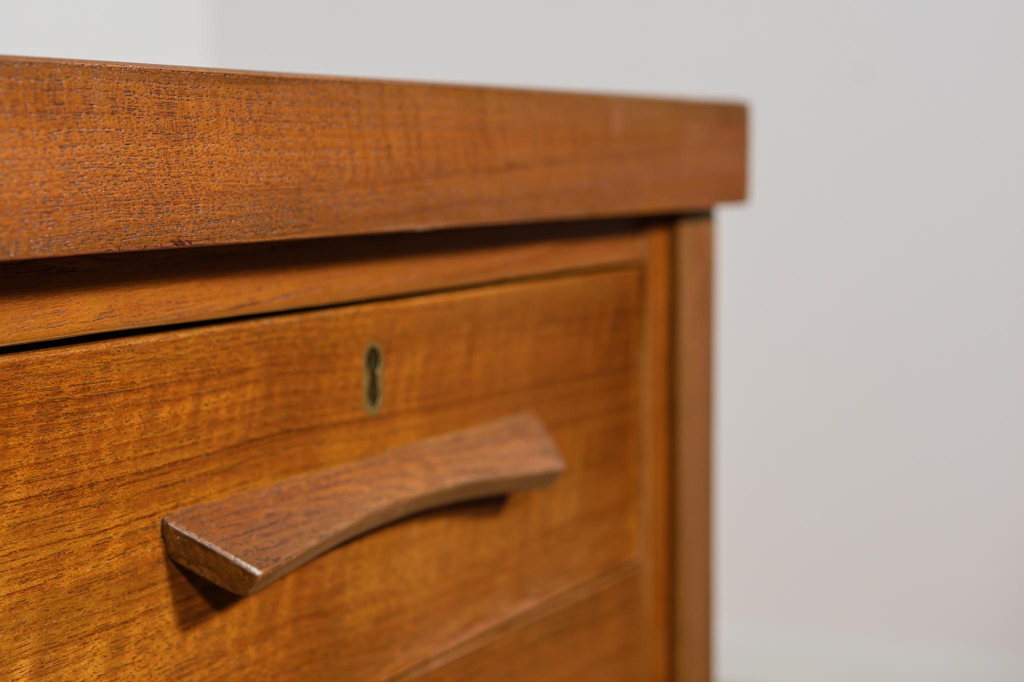 Scrivania indipendente in teak di metà secolo, Danimarca, anni '60 in vendita 5