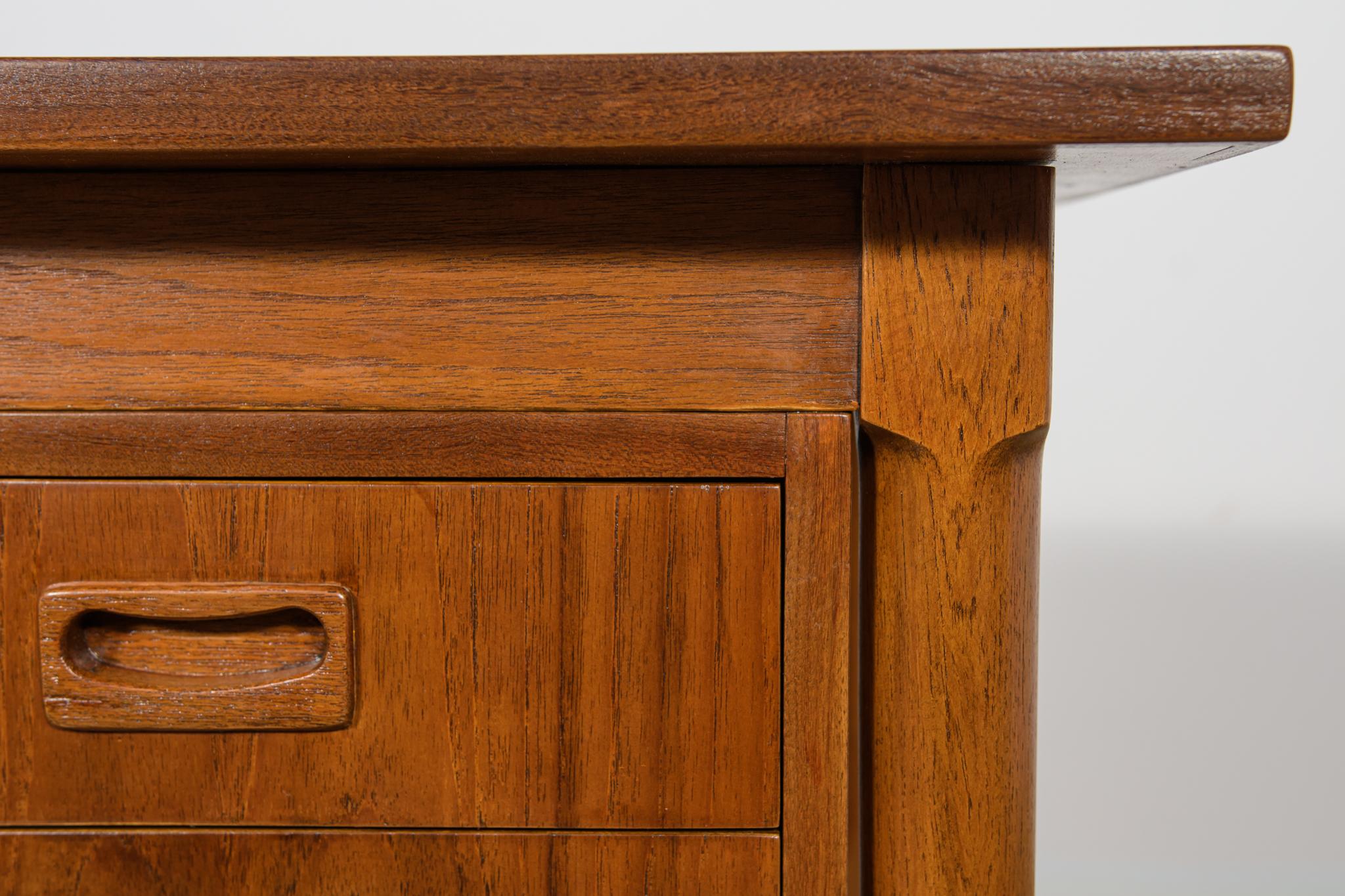 Scrivania indipendente in teak di metà secolo, Danimarca, anni '60 in vendita 7