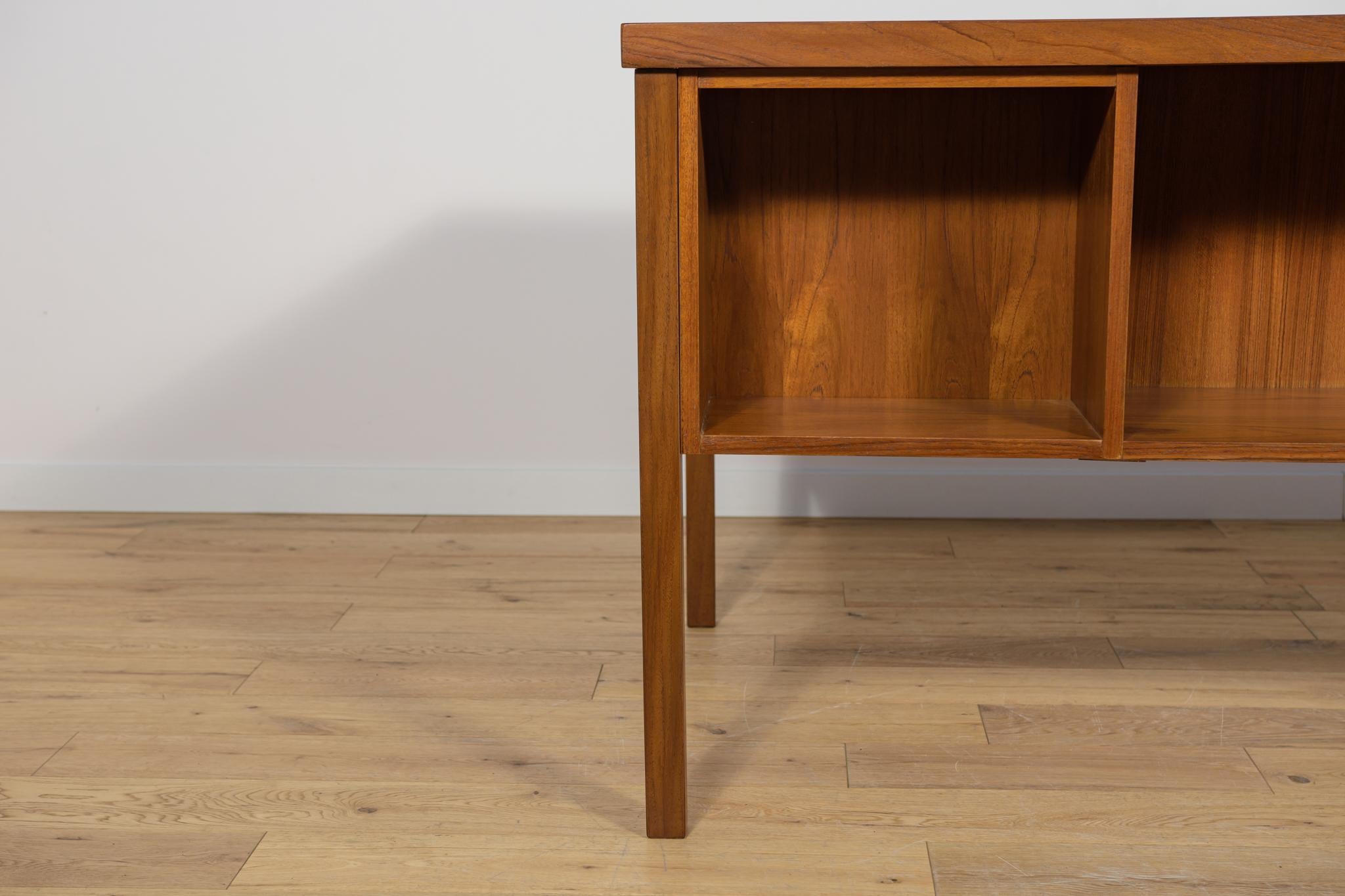 Scrivania indipendente in teak di metà secolo, Danimarca, anni '60 in vendita 8