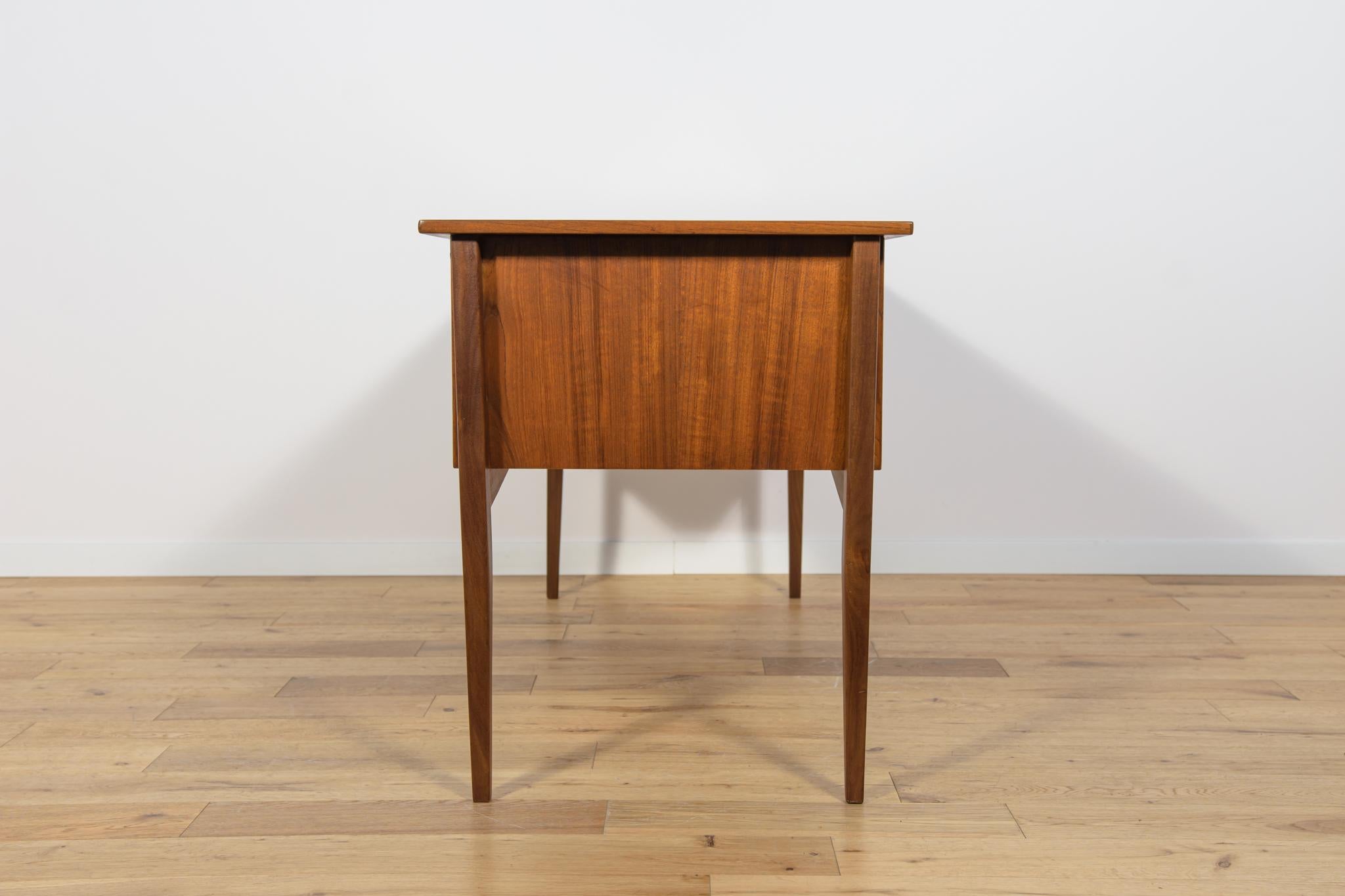 Scrivania indipendente in teak di metà secolo, Danimarca, anni '60 In condizioni ottime in vendita a GNIEZNO, 30