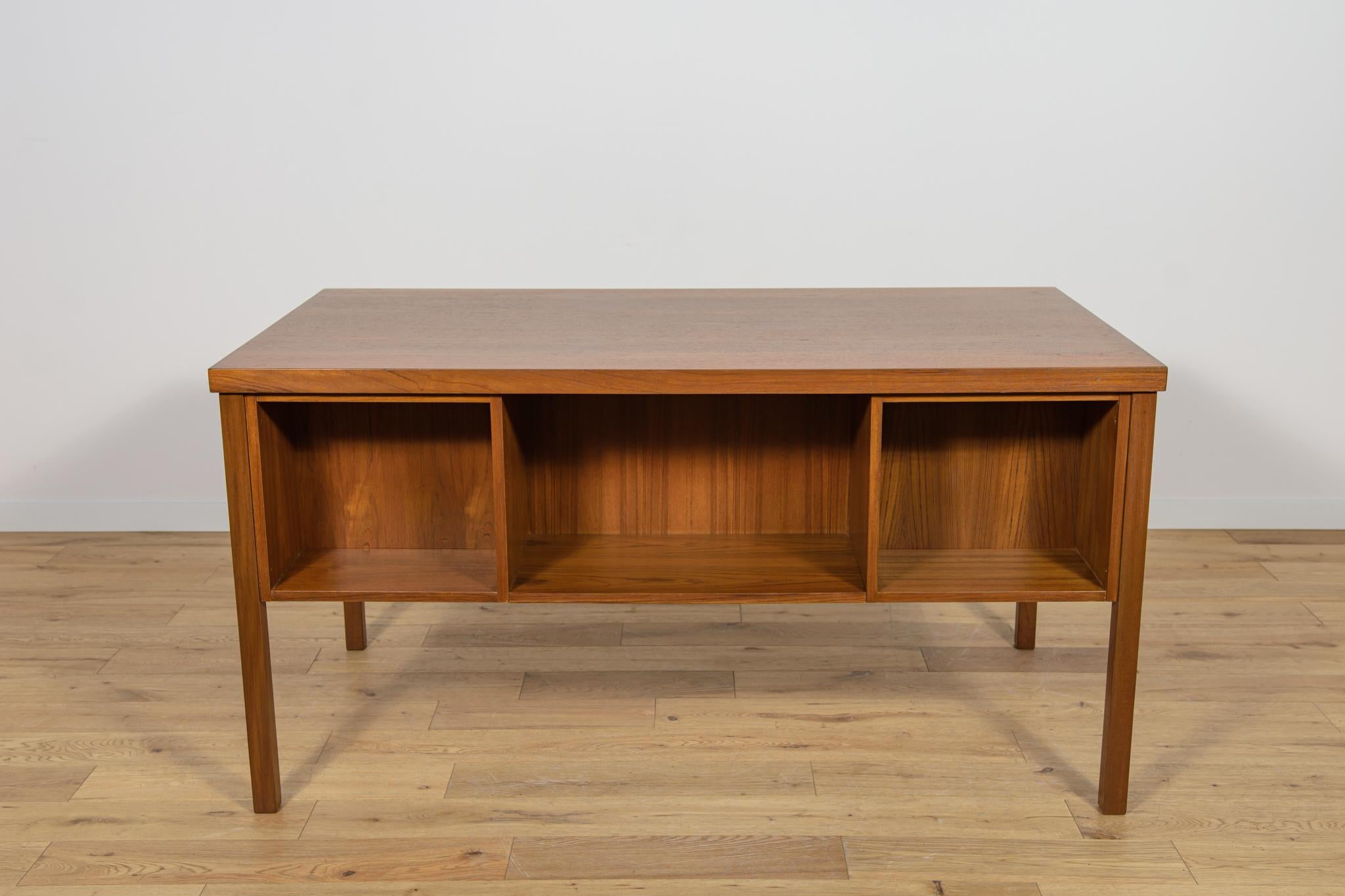 Scrivania indipendente in teak di metà secolo, Danimarca, anni '60 In condizioni ottime in vendita a GNIEZNO, 30