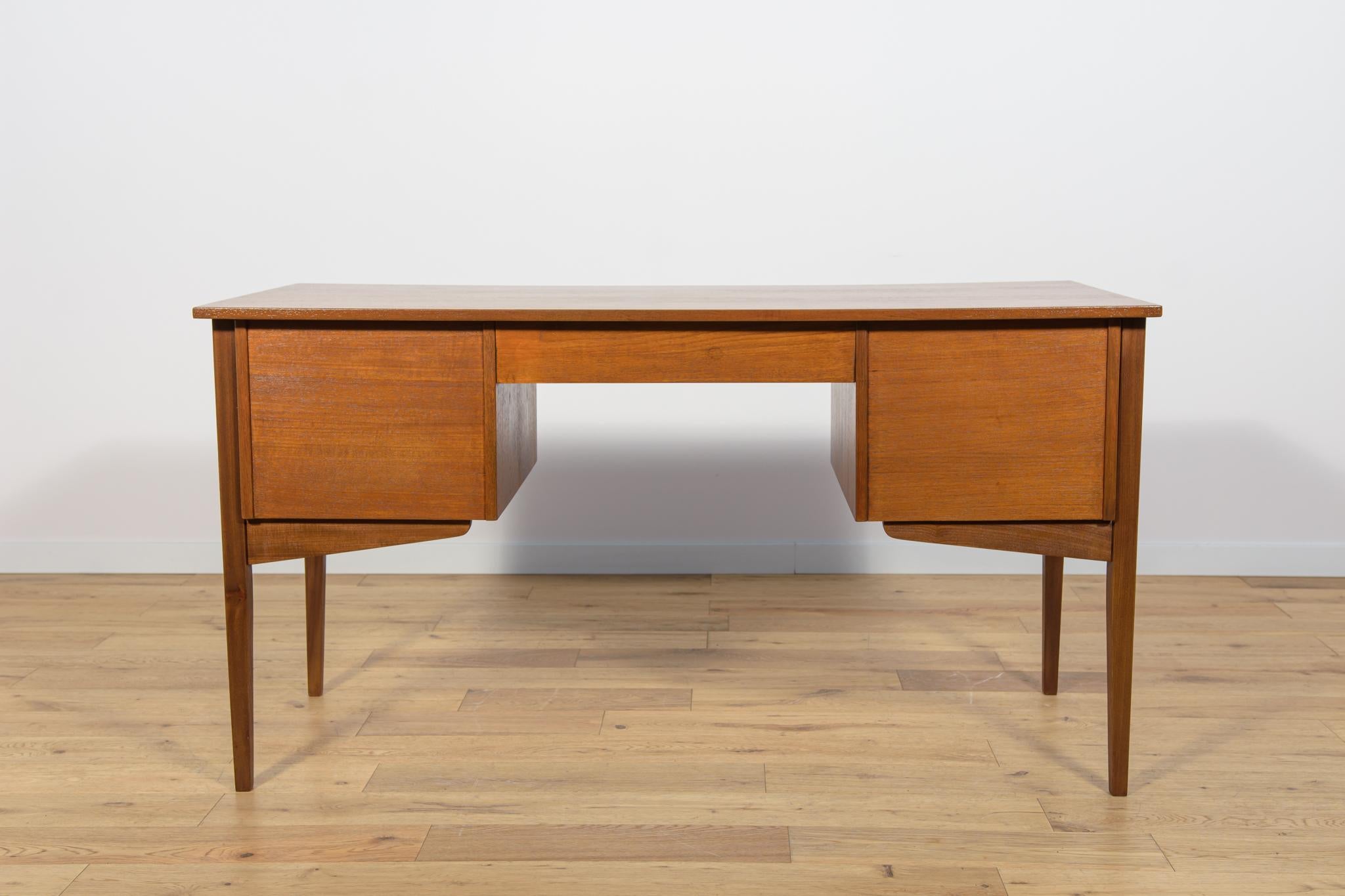 Metà XX secolo Scrivania indipendente in teak di metà secolo, Danimarca, anni '60 in vendita