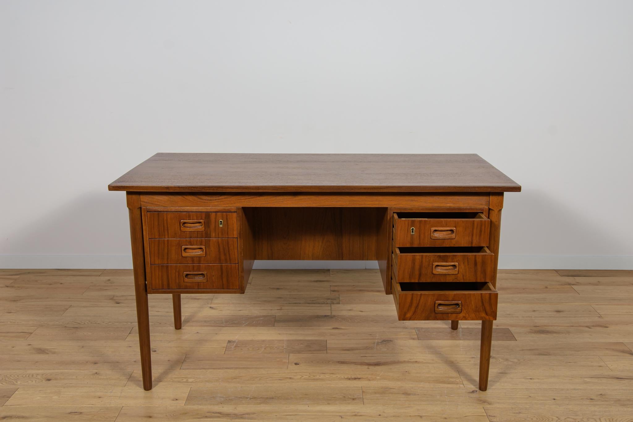 Metà XX secolo Scrivania indipendente in teak di metà secolo, Danimarca, anni '60 in vendita
