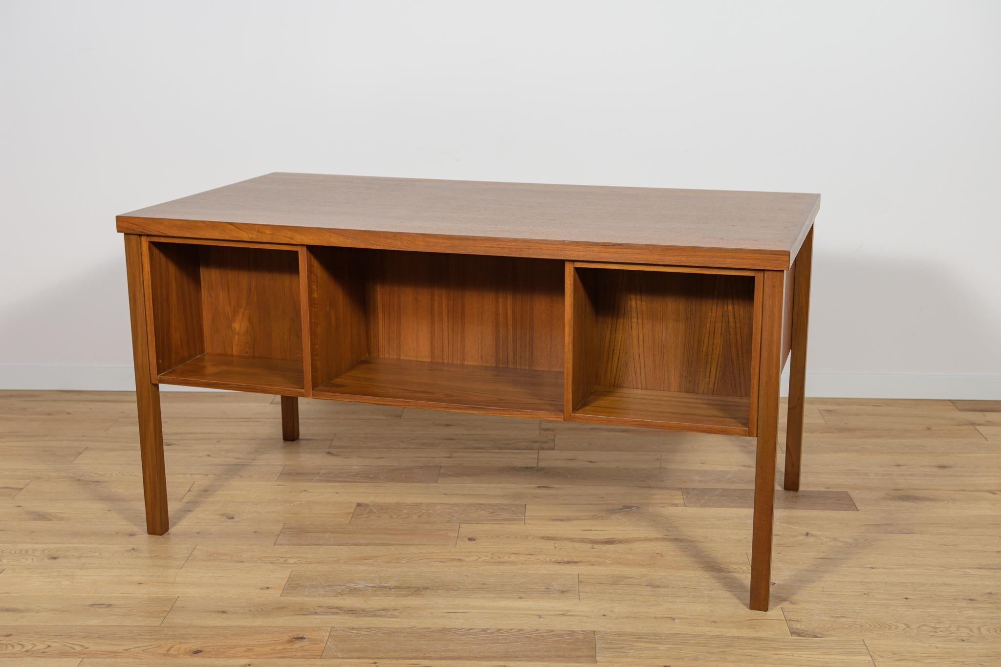 Metà XX secolo Scrivania indipendente in teak di metà secolo, Danimarca, anni '60 in vendita