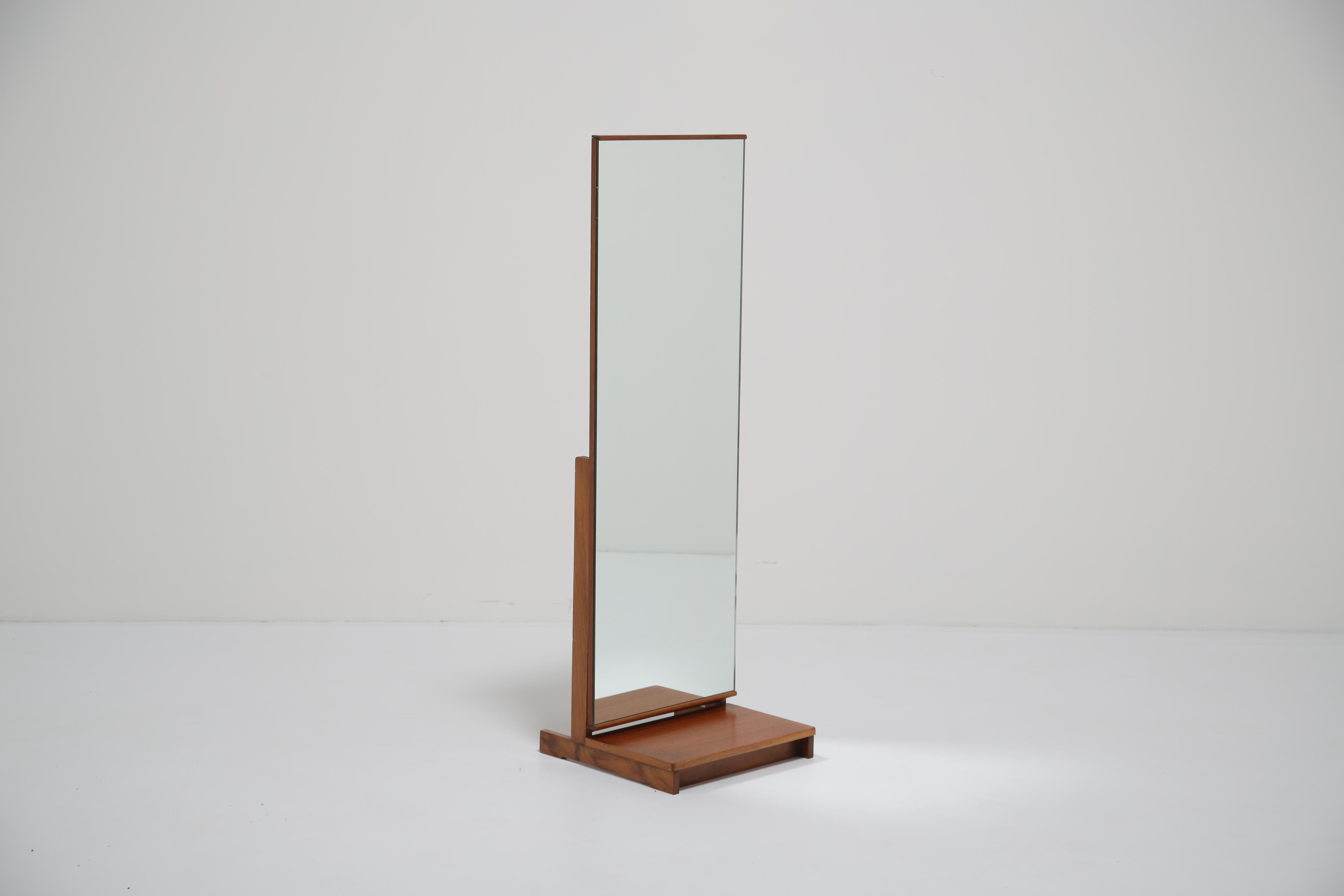 Mid-Century Modern Miroir de cheval en teck, autoportant et inclinable, Royaume-Uni, années 1960. en vente