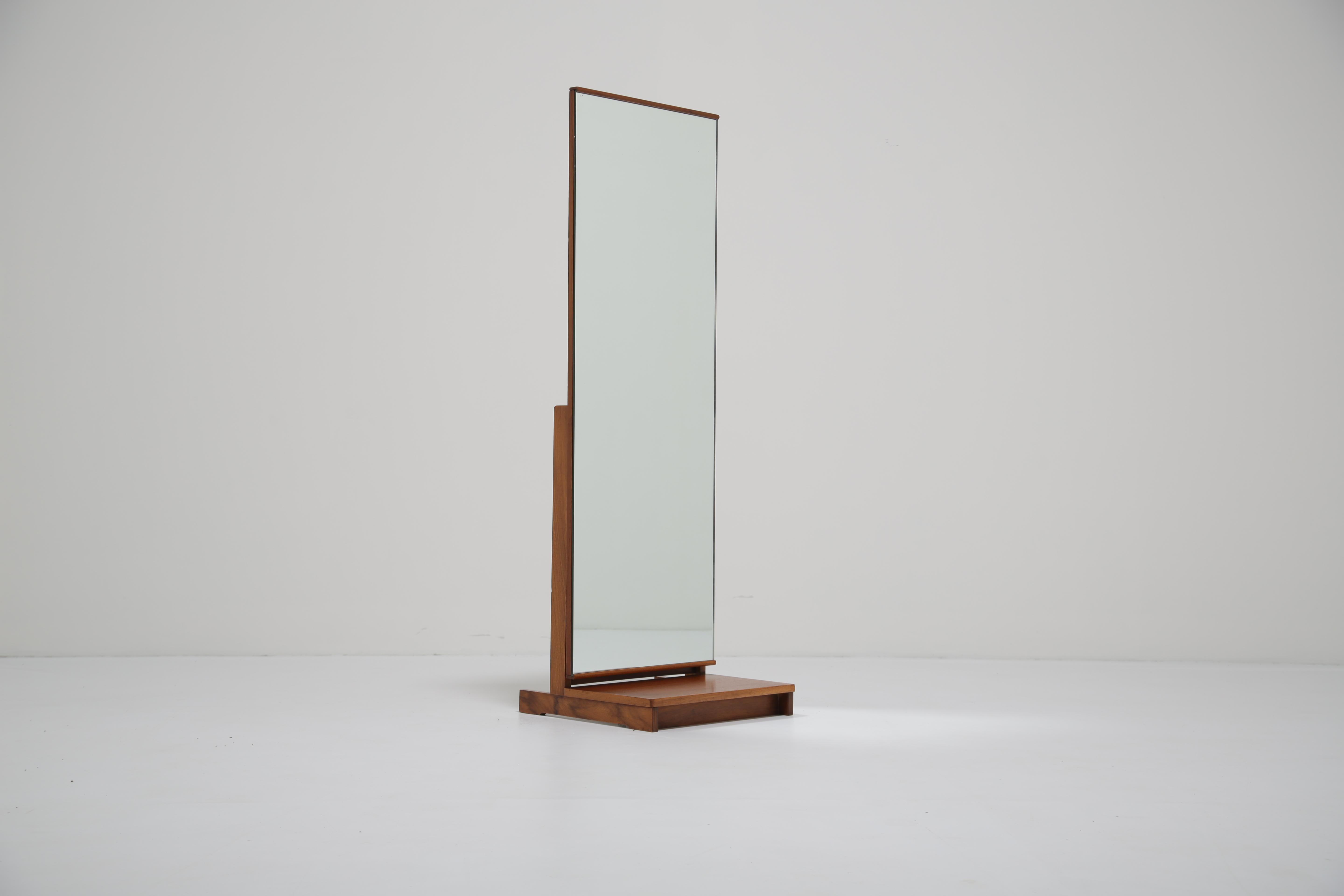 Britannique Miroir de cheval en teck, autoportant et inclinable, Royaume-Uni, années 1960. en vente
