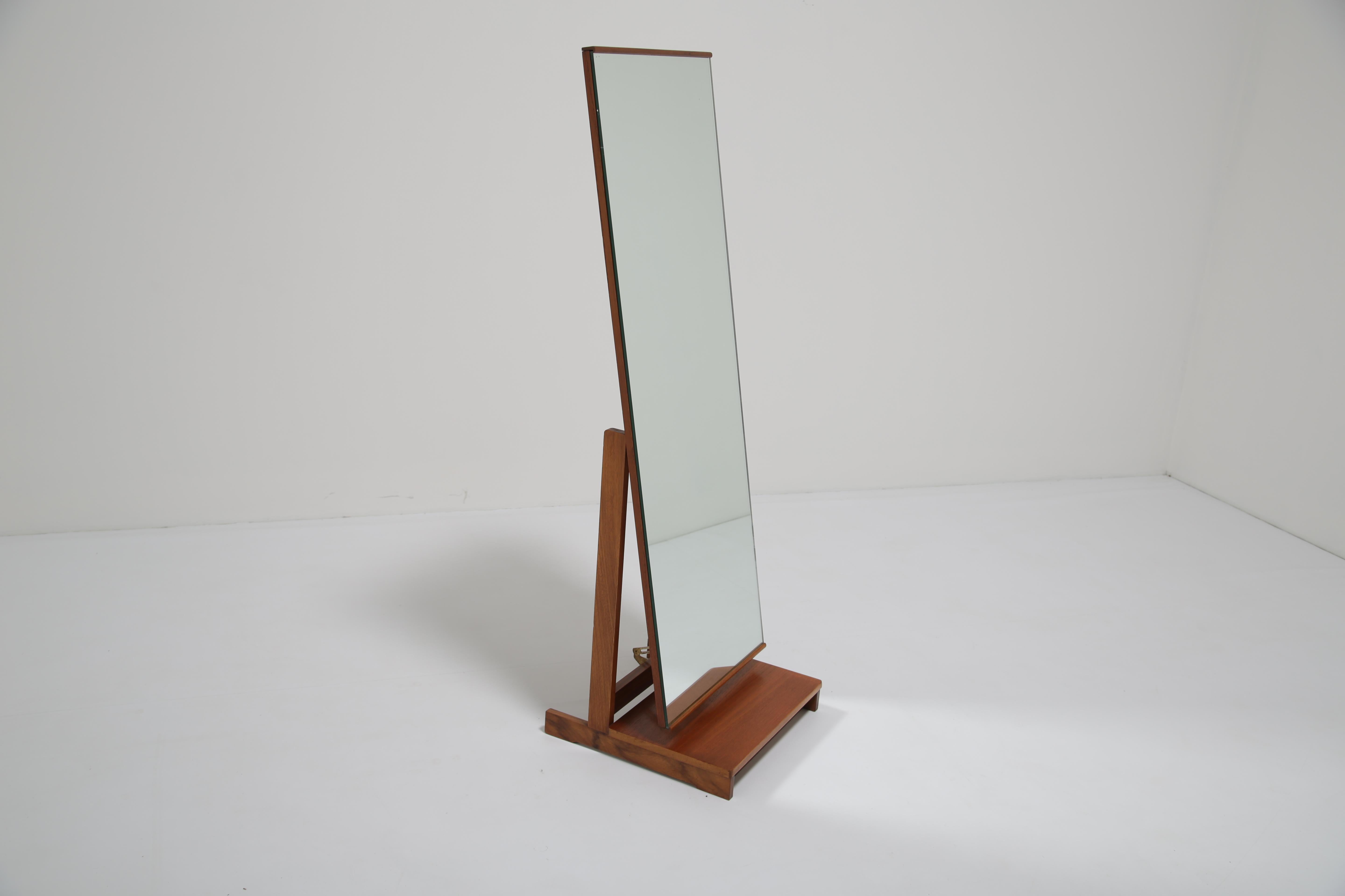 Miroir de cheval en teck, autoportant et inclinable, Royaume-Uni, années 1960. en vente 1