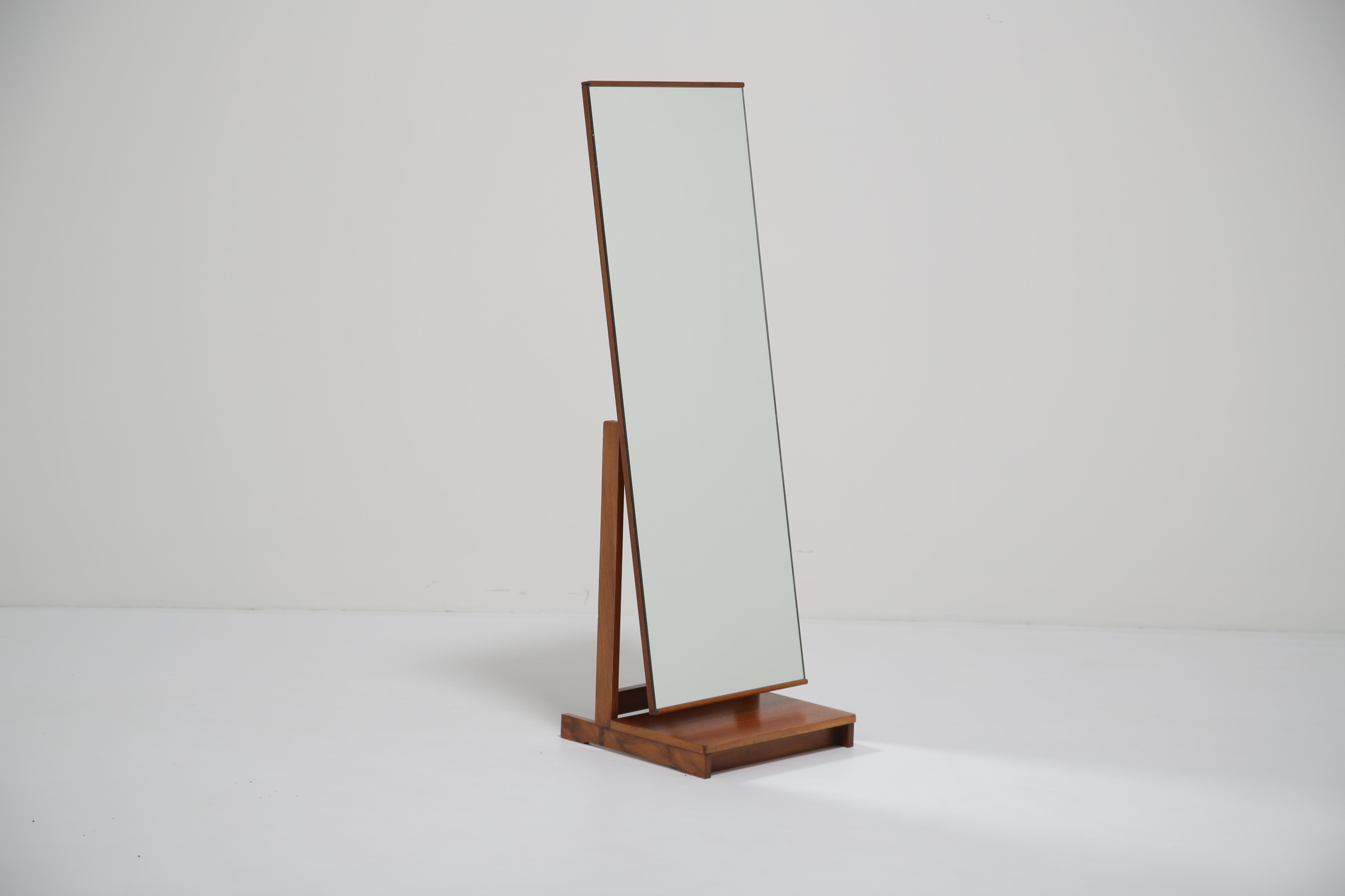 Miroir de cheval en teck, autoportant et inclinable, Royaume-Uni, années 1960. en vente 3