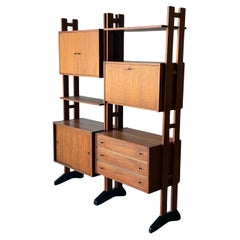 Mueble alto independiente de nogal de mediados de siglo