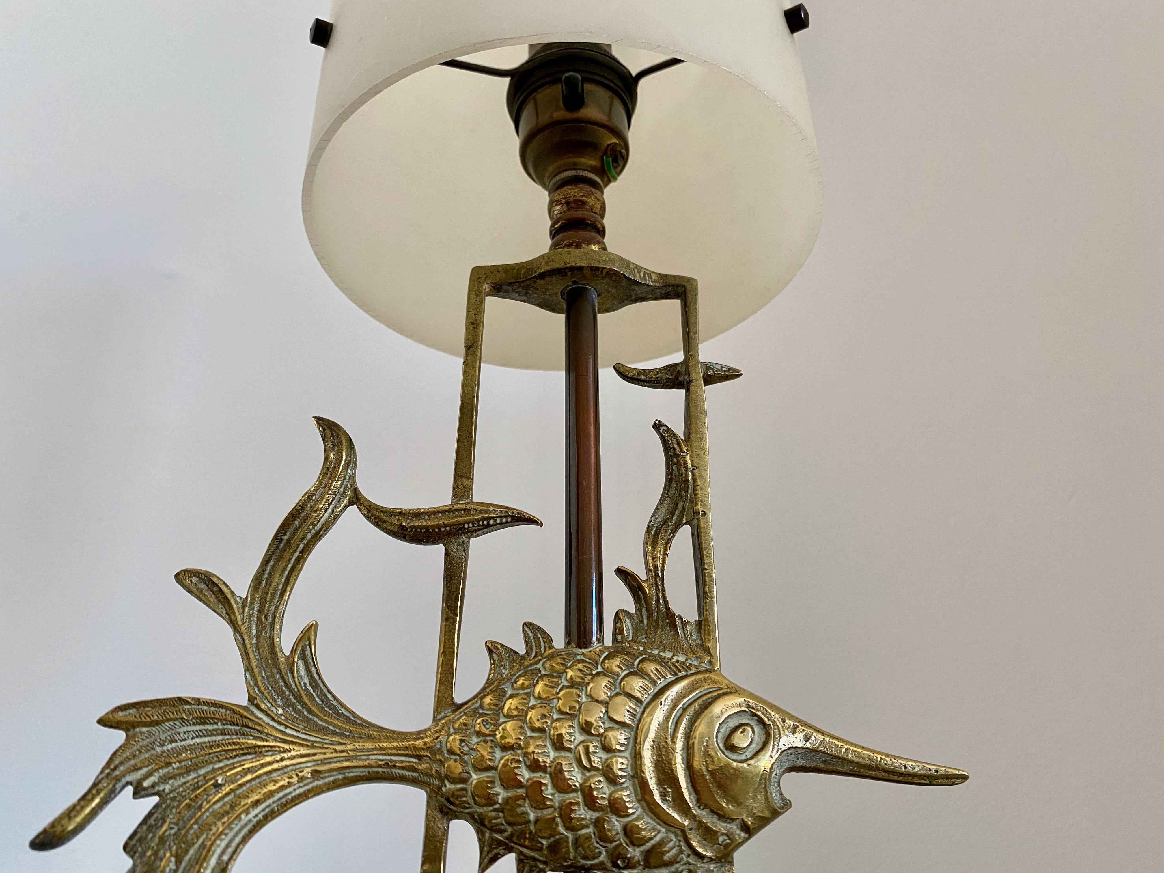 Midcentury French 1950s Brass and Marble Fish Lamp In Good Condition For Sale In London, London