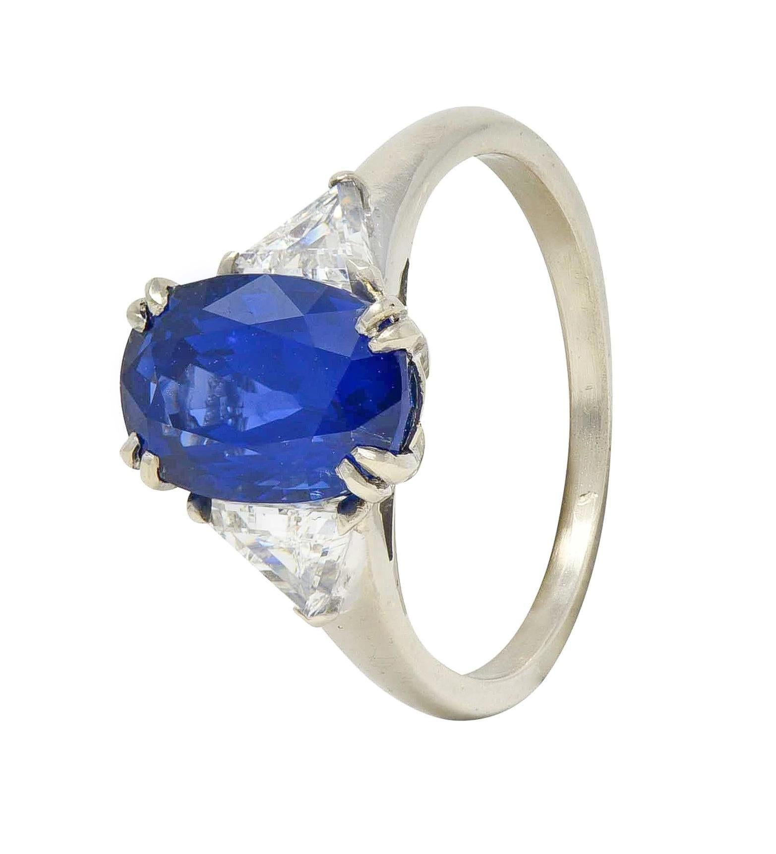 Bague française du milieu du siècle à trois pierres en or 18 carats, saphir et diamant 3(33) CTW en vente 4