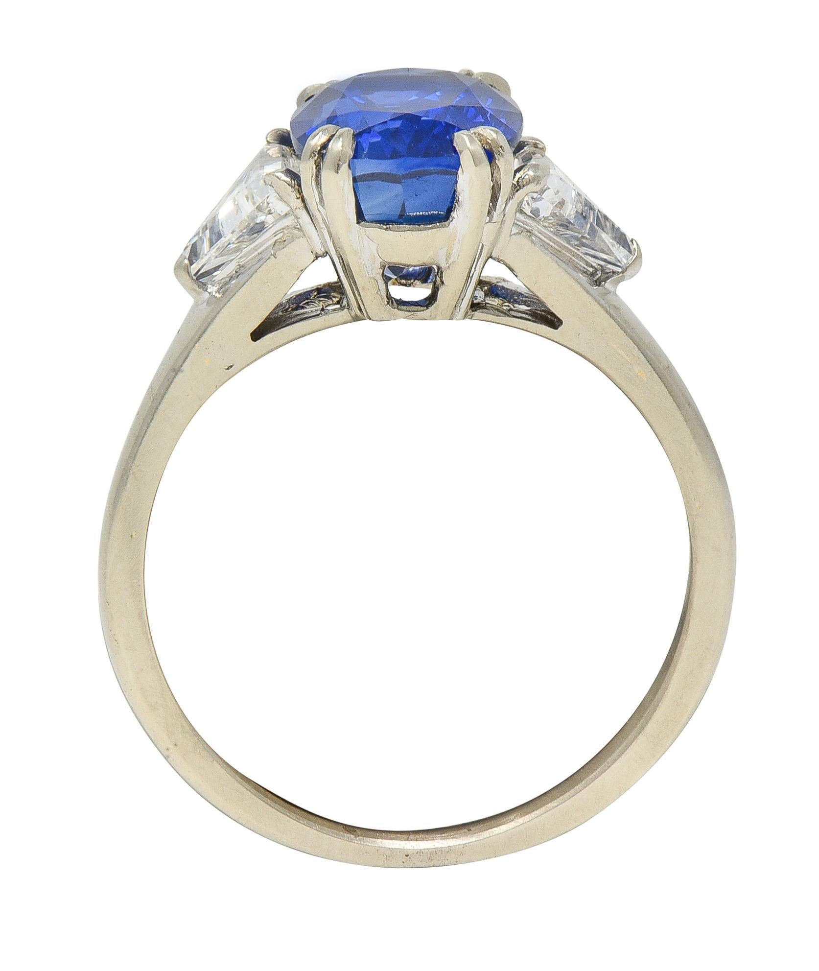 Bague française du milieu du siècle à trois pierres en or 18 carats, saphir et diamant 3(33) CTW en vente 5