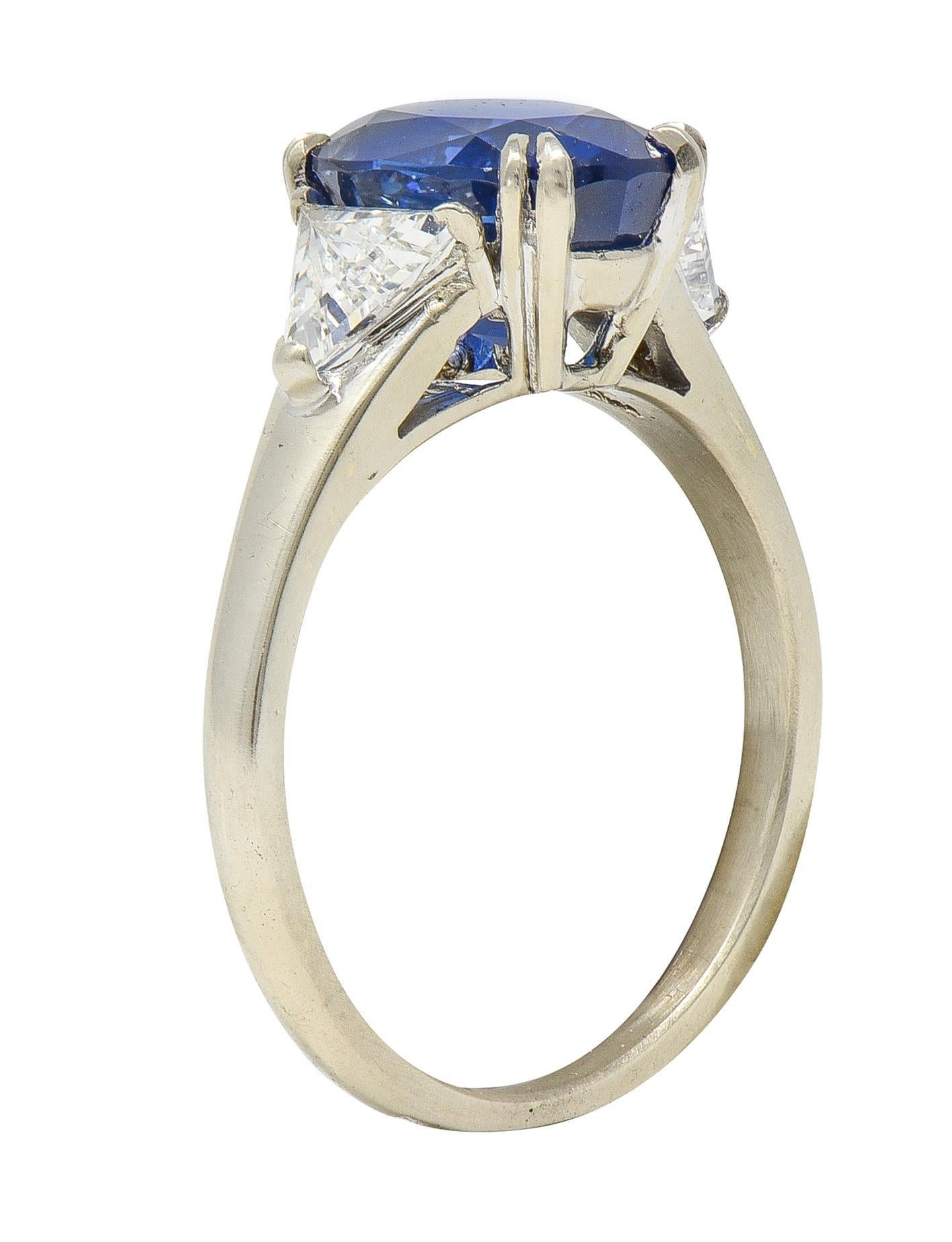 Bague française du milieu du siècle à trois pierres en or 18 carats, saphir et diamant 3(33) CTW en vente 6