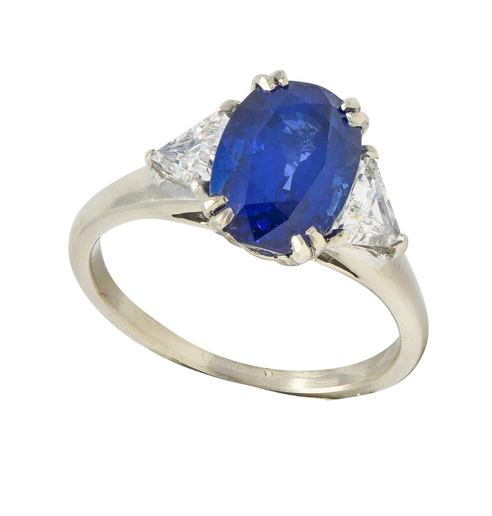 Bague française du milieu du siècle à trois pierres en or 18 carats, saphir et diamant 3(33) CTW en vente 7