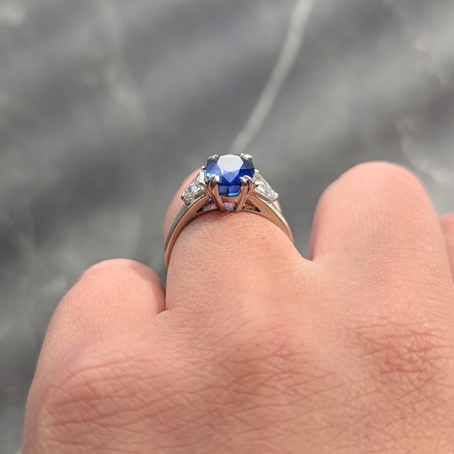 Bague française du milieu du siècle à trois pierres en or 18 carats, saphir et diamant 3(33) CTW en vente 8