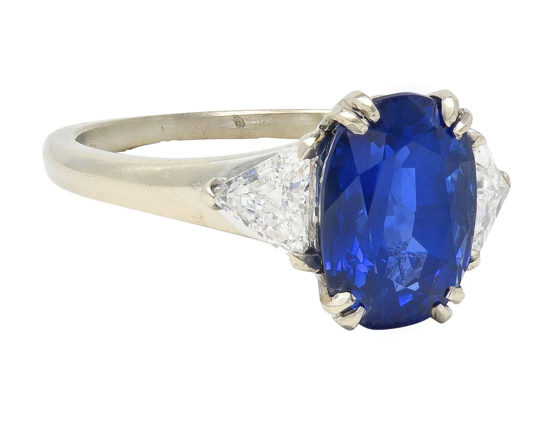 Moderne Bague française du milieu du siècle à trois pierres en or 18 carats, saphir et diamant 3(33) CTW en vente