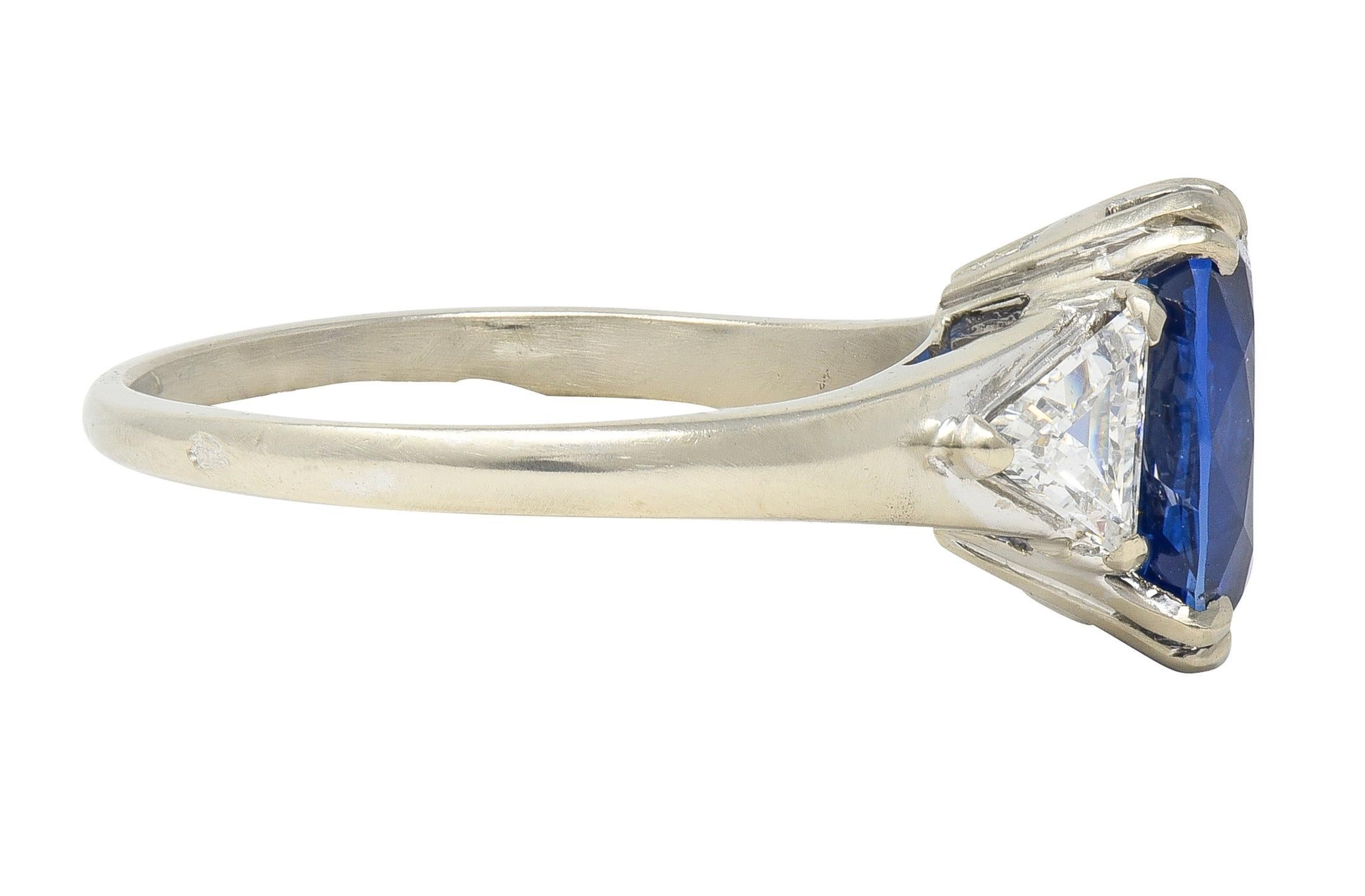 Taille coussin Bague française du milieu du siècle à trois pierres en or 18 carats, saphir et diamant 3(33) CTW en vente