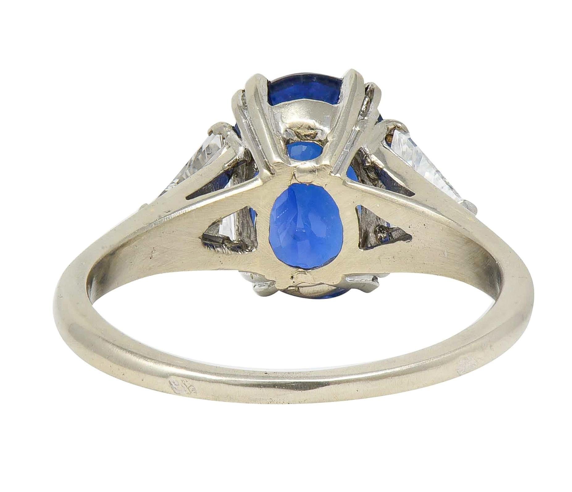 Bague française du milieu du siècle à trois pierres en or 18 carats, saphir et diamant 3(33) CTW Excellent état - En vente à Philadelphia, PA