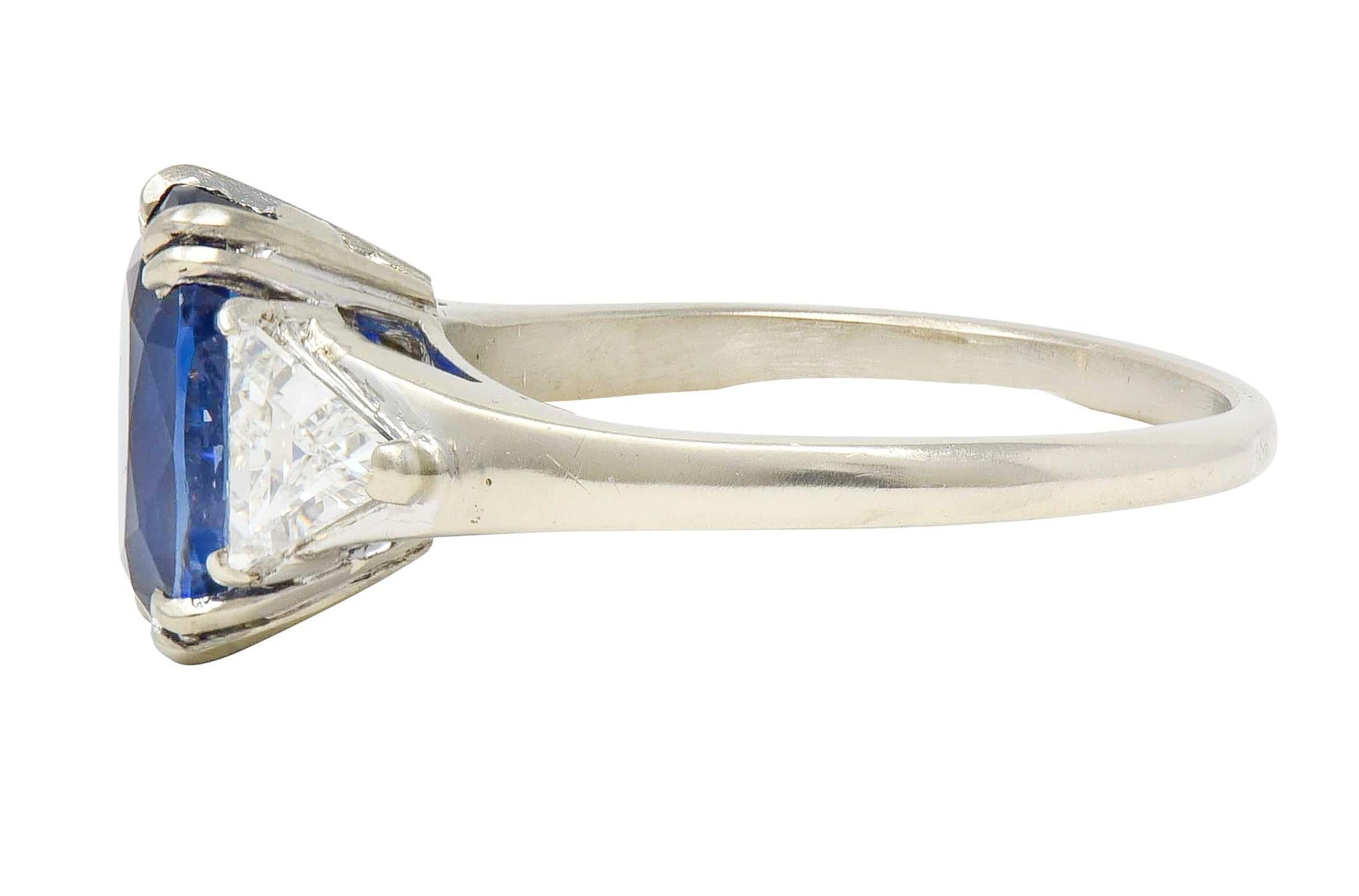 Bague française du milieu du siècle à trois pierres en or 18 carats, saphir et diamant 3(33) CTW Pour femmes en vente