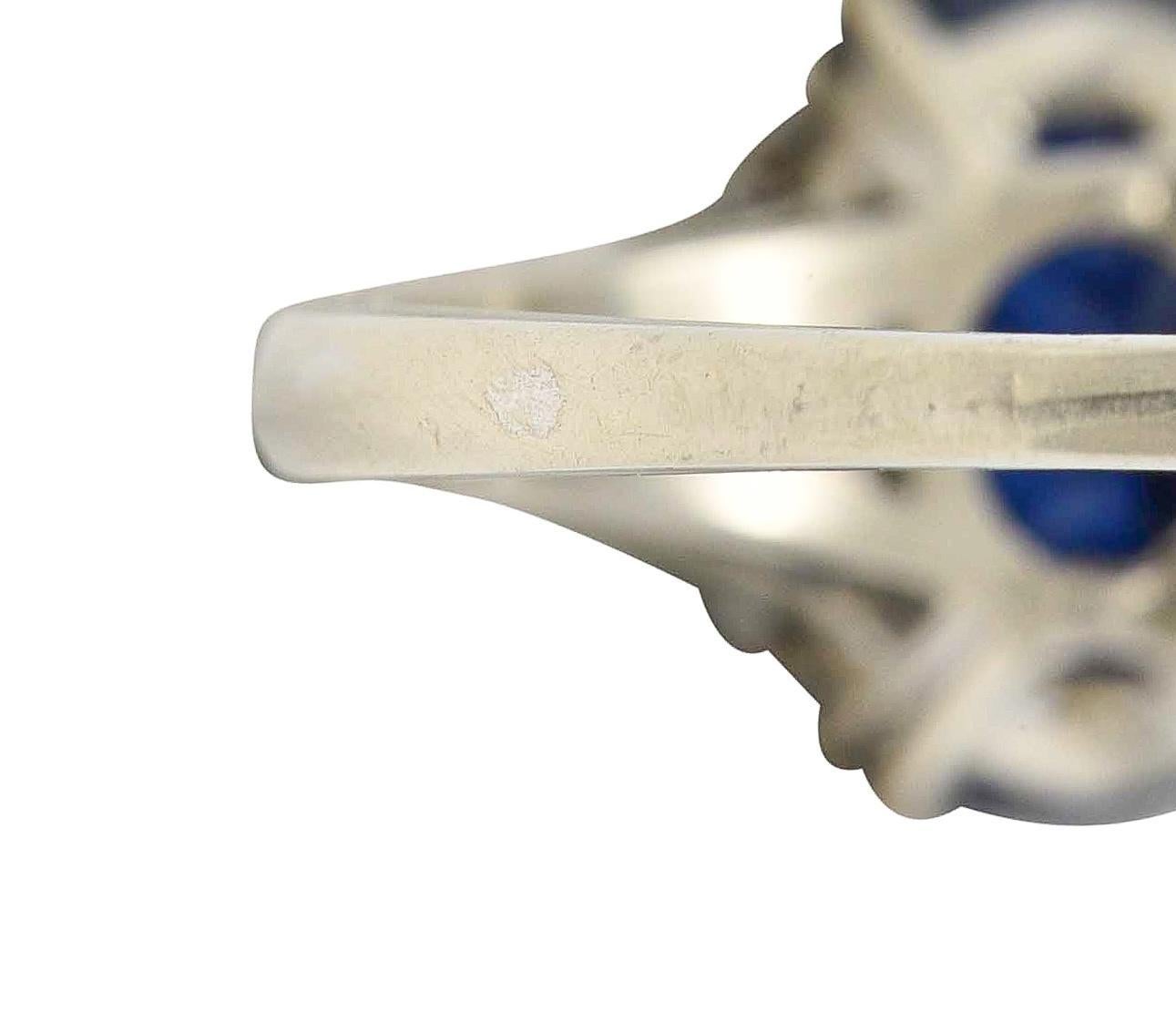 Bague française du milieu du siècle à trois pierres en or 18 carats, saphir et diamant 3(33) CTW en vente 2