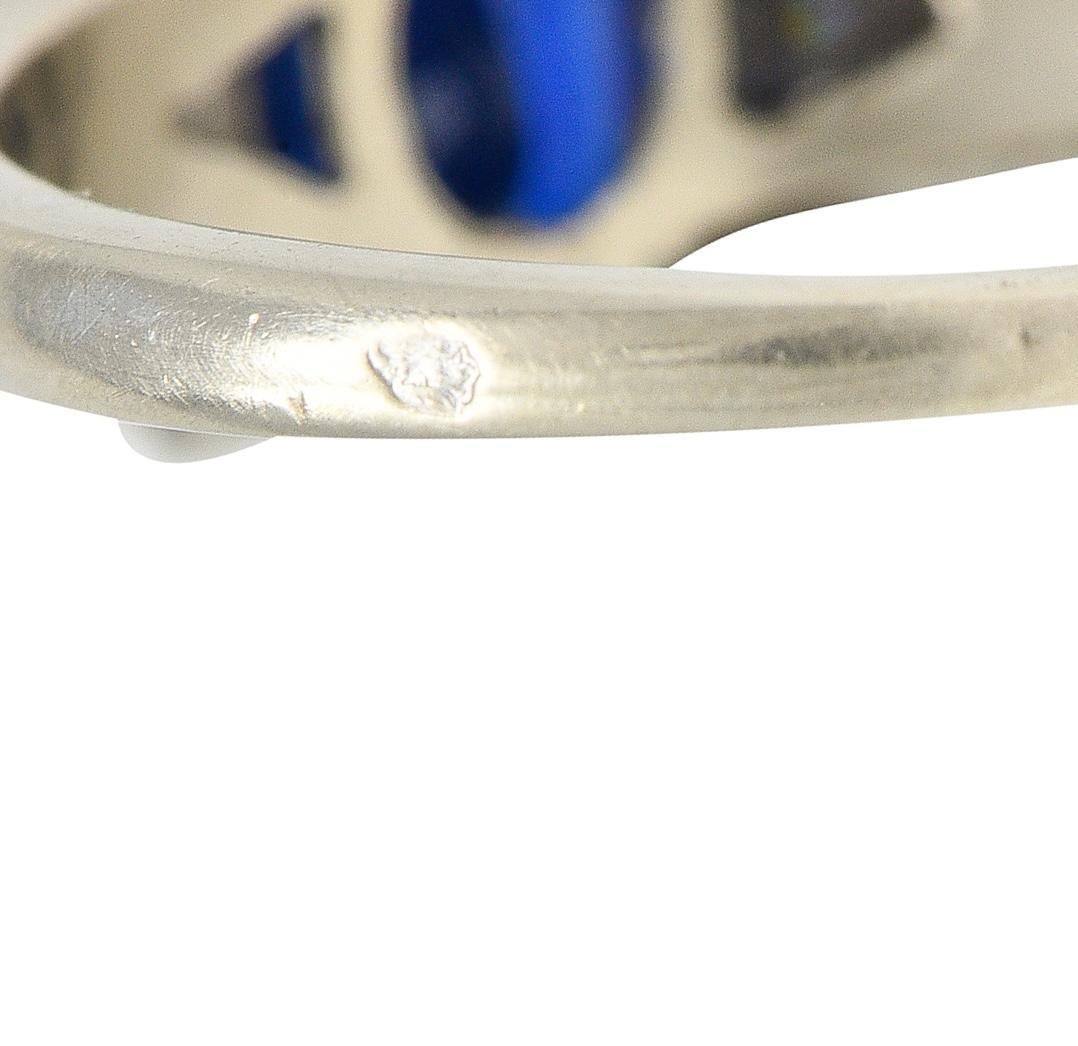 Bague française du milieu du siècle à trois pierres en or 18 carats, saphir et diamant 3(33) CTW en vente 3