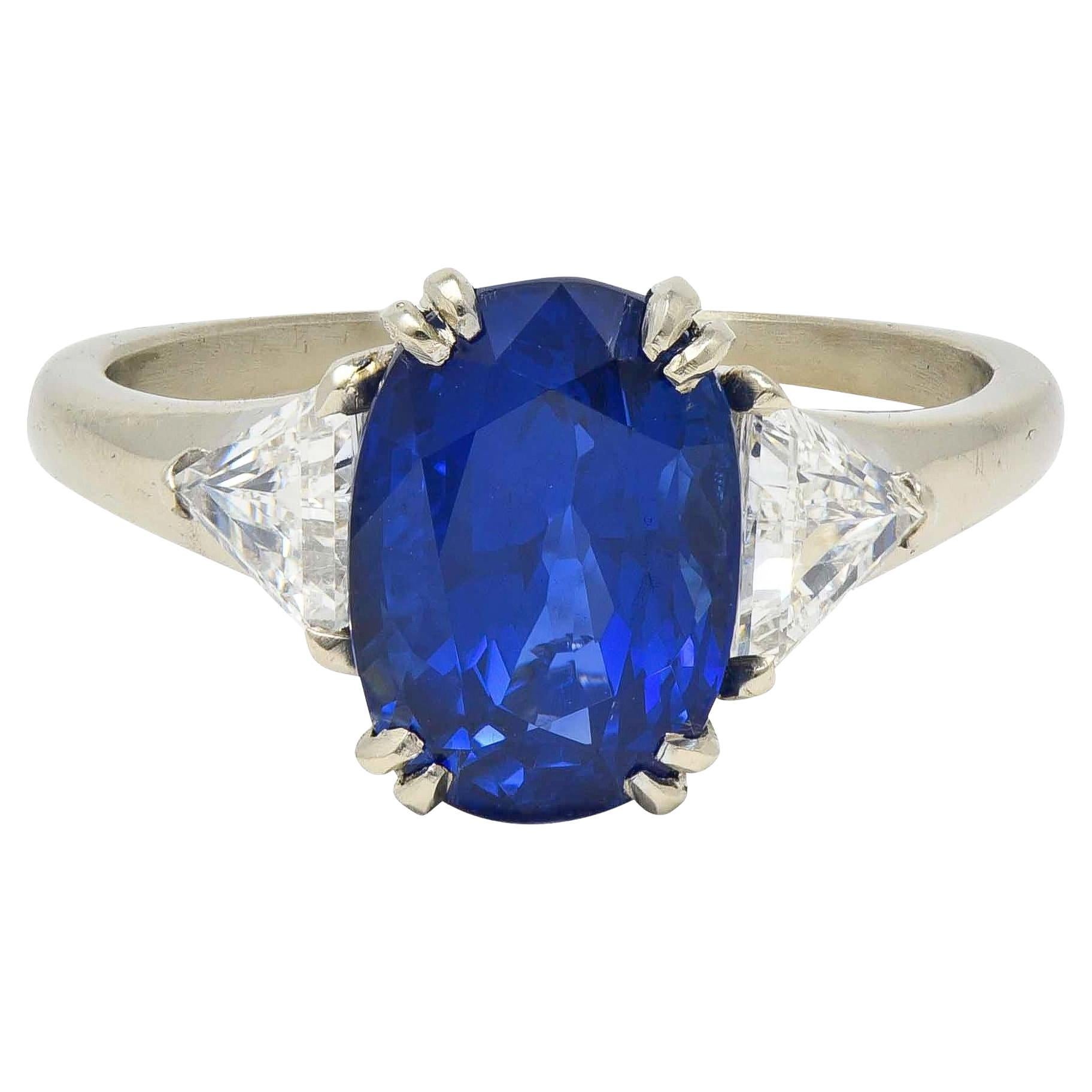 Bague française du milieu du siècle à trois pierres en or 18 carats, saphir et diamant 3(33) CTW en vente