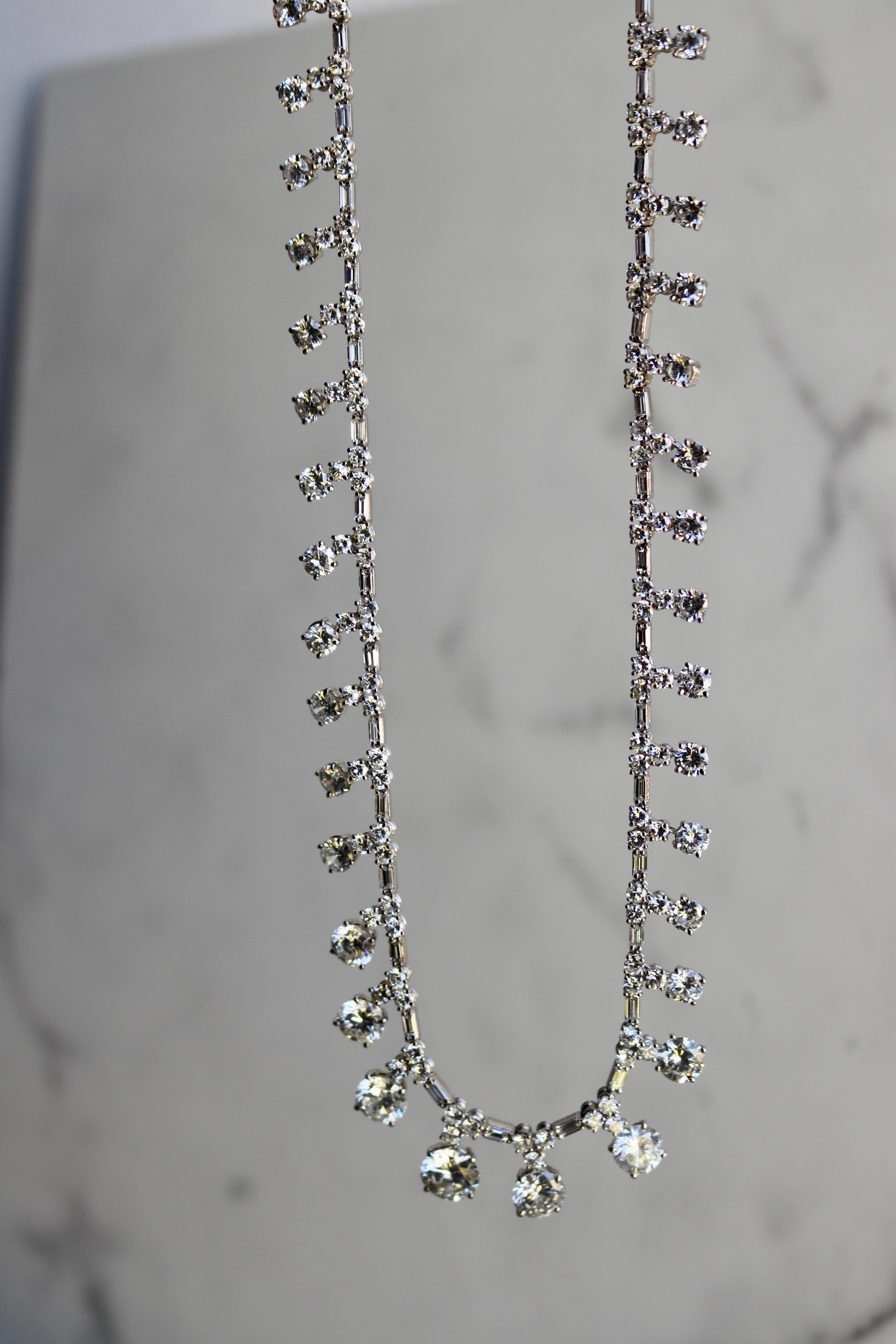 Mid-Century Französisch 33,30 Karat Gesamtgewicht Platin Rivière Tropfen Halskette für Damen oder Herren im Angebot