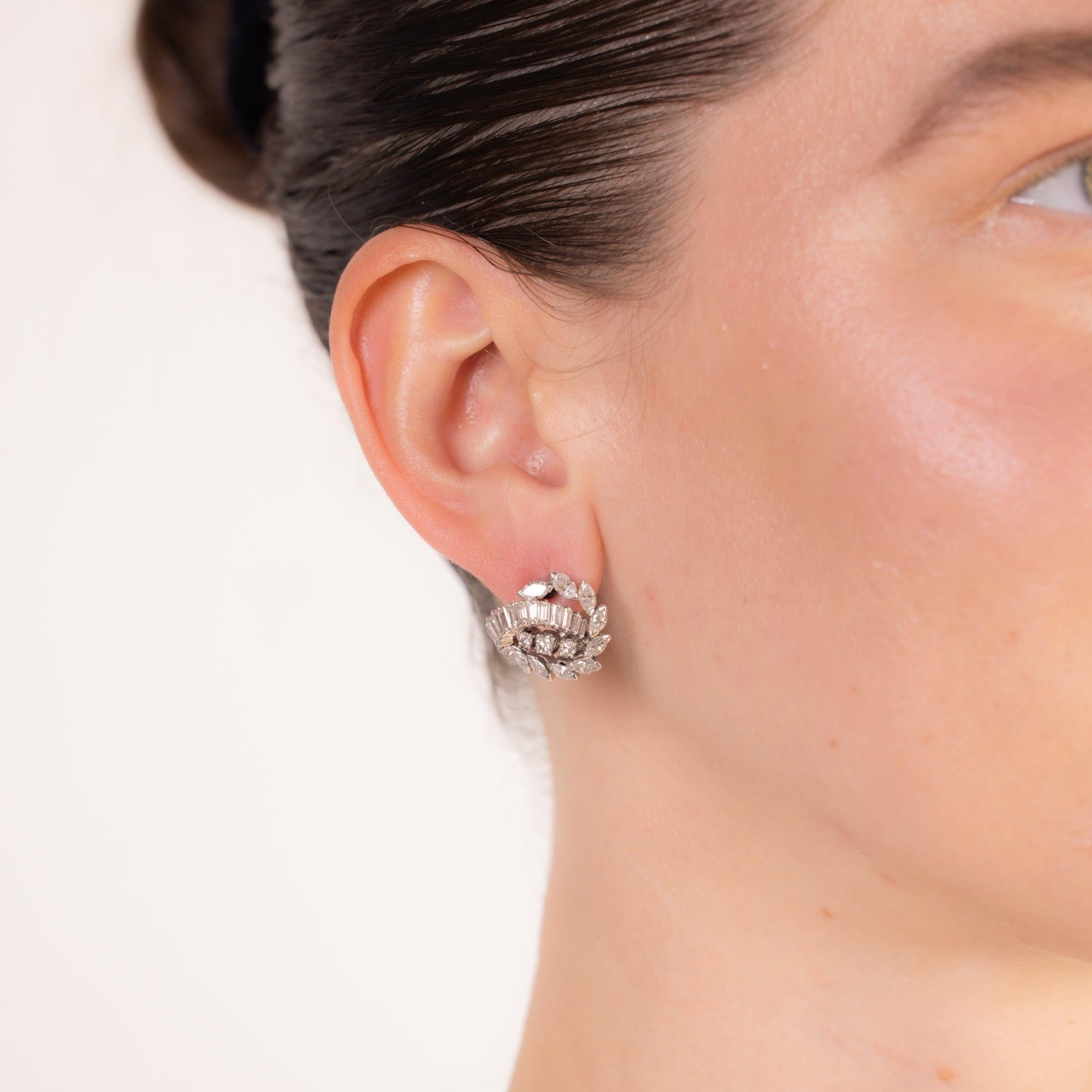 Taille brillant Boucles d'oreilles en platine avec diamant de 4,70 carats de style français du milieu du siècle