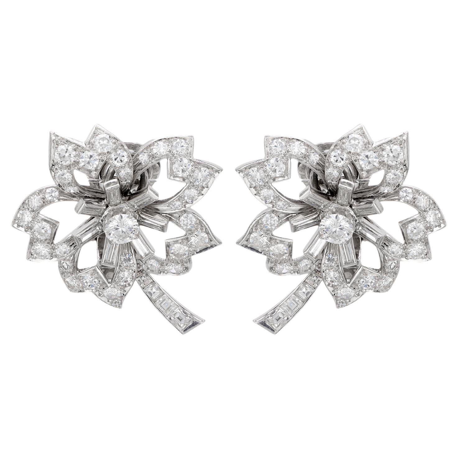 Boucles d'oreilles fleur en platine et diamant de 4,80 carats de poids total, datant du milieu du siècle dernier