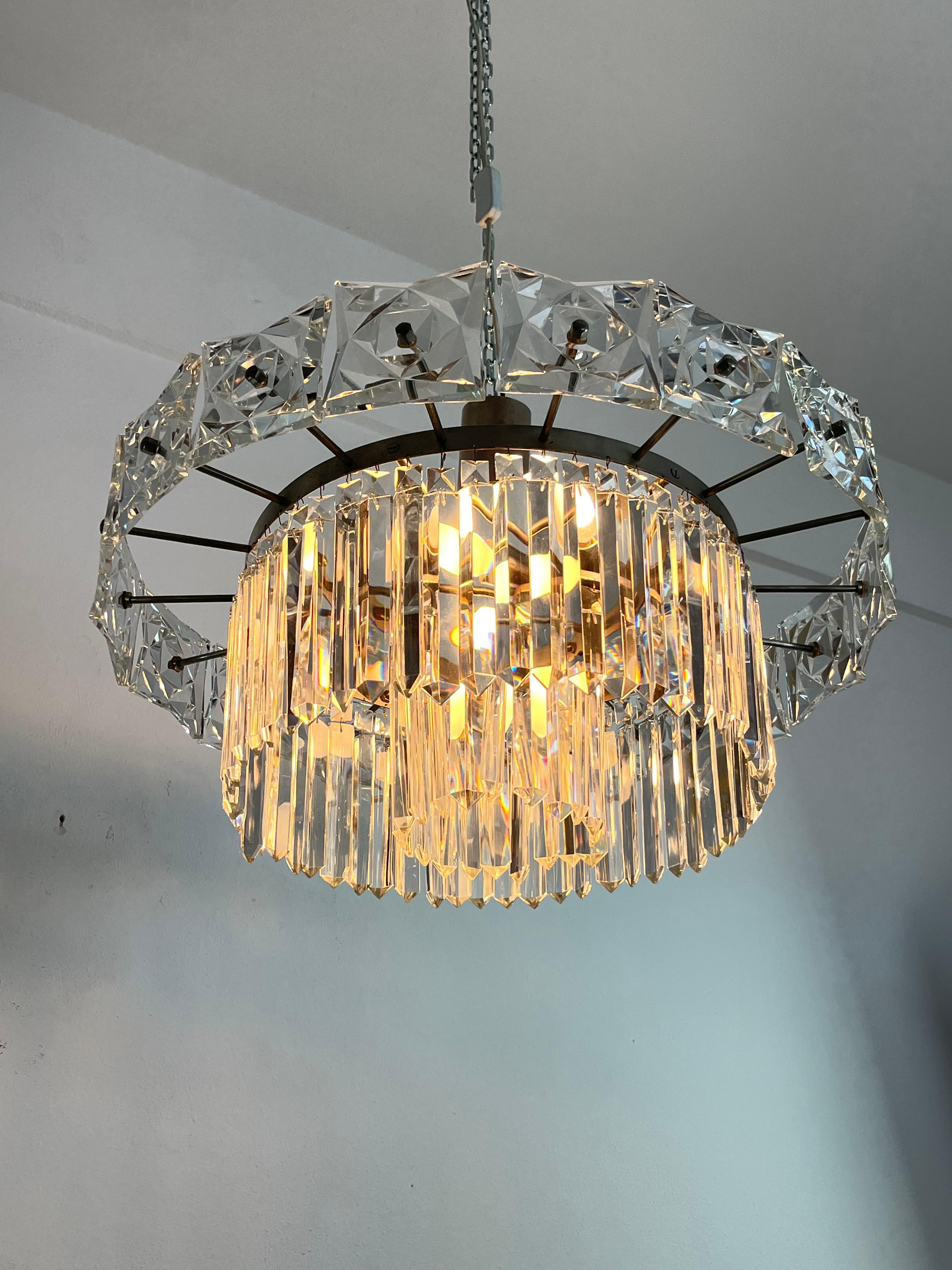 Französischer 7-Licht-Kronleuchter mit Kristallen aus der Mitte des Jahrhunderts, 1960er Jahre im Zustand „Gut“ im Angebot in Palermo, IT