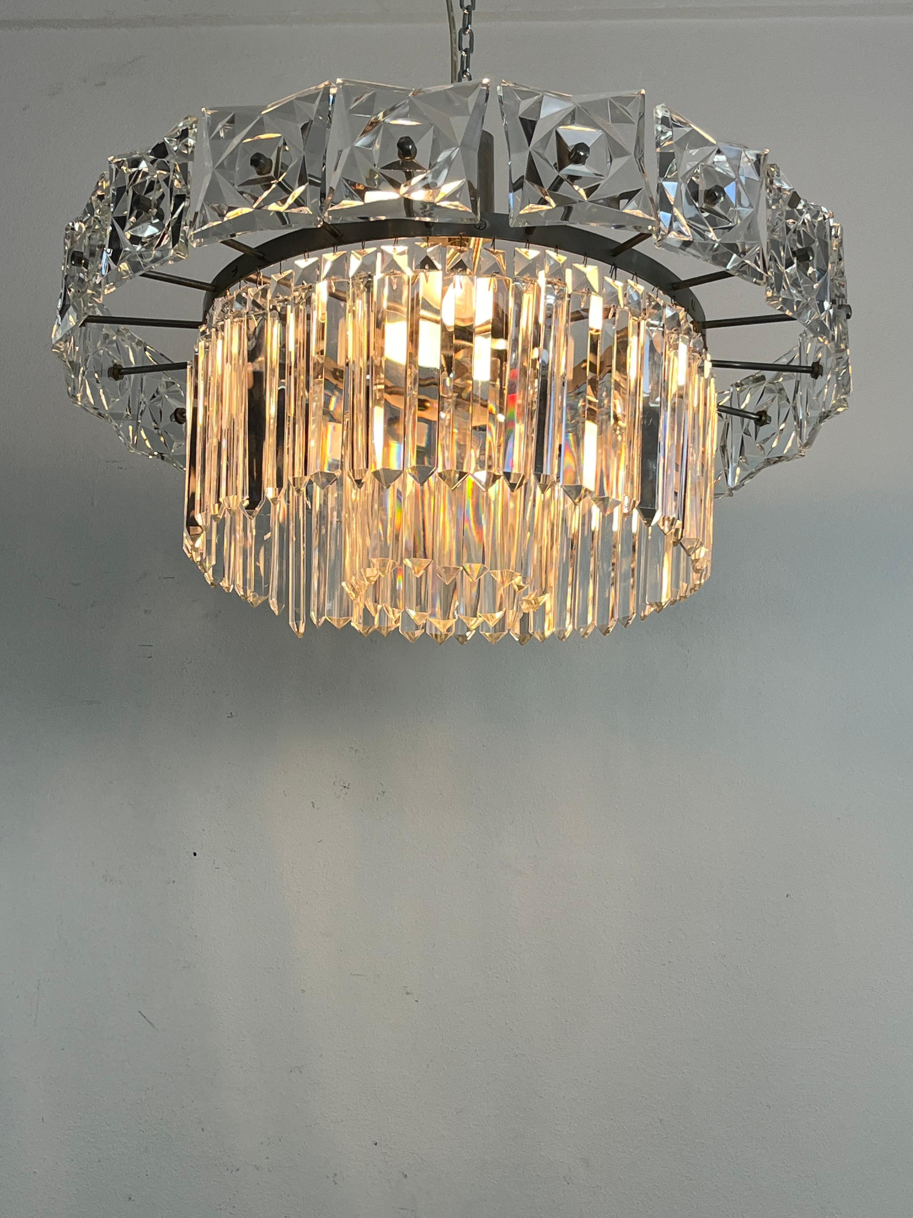 Französischer 7-Licht-Kronleuchter mit Kristallen aus der Mitte des Jahrhunderts, 1960er Jahre (Mitte des 20. Jahrhunderts) im Angebot