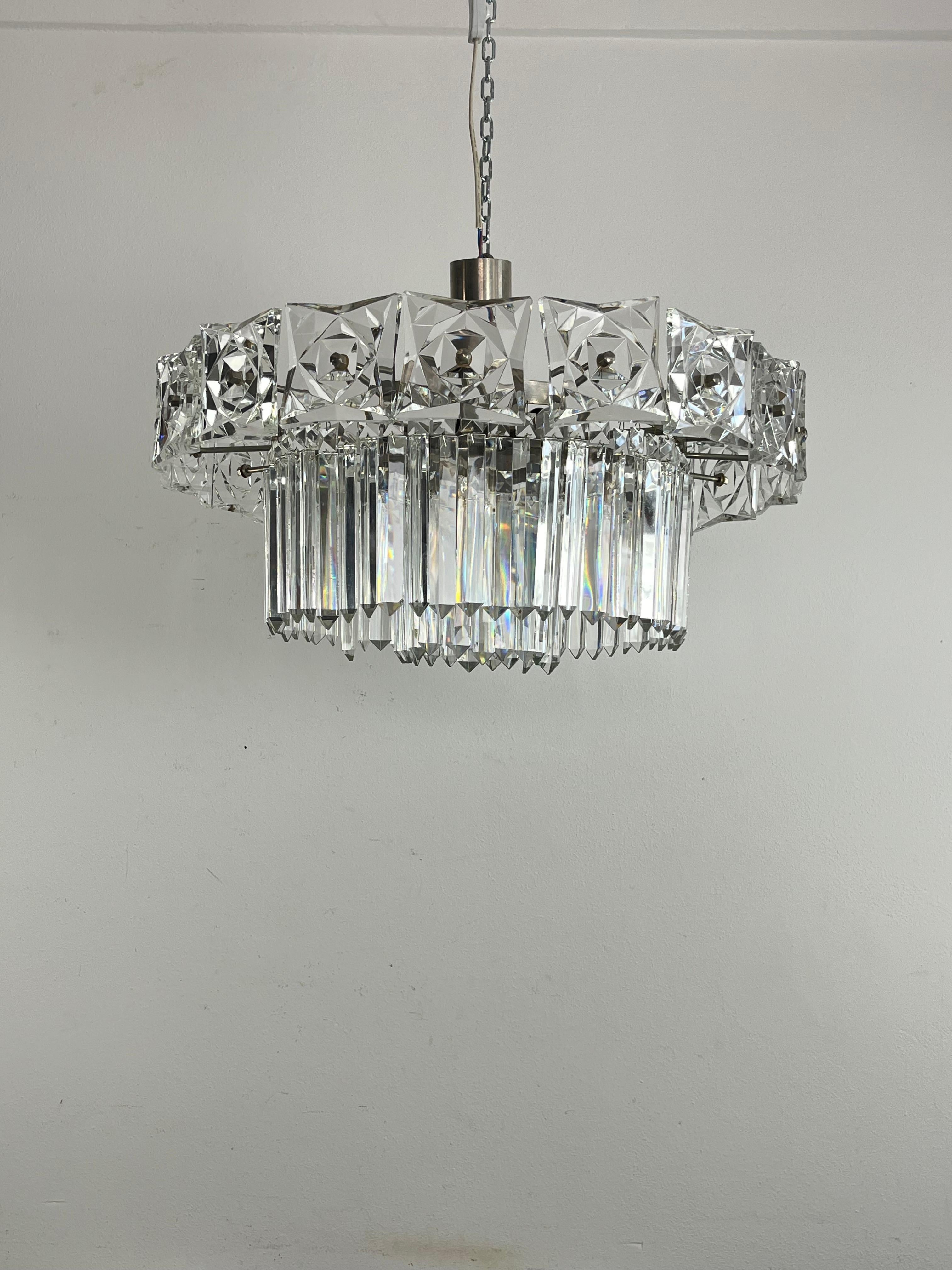 Französischer 7-Licht-Kronleuchter mit Kristallen aus der Mitte des Jahrhunderts, 1960er Jahre (Metall) im Angebot