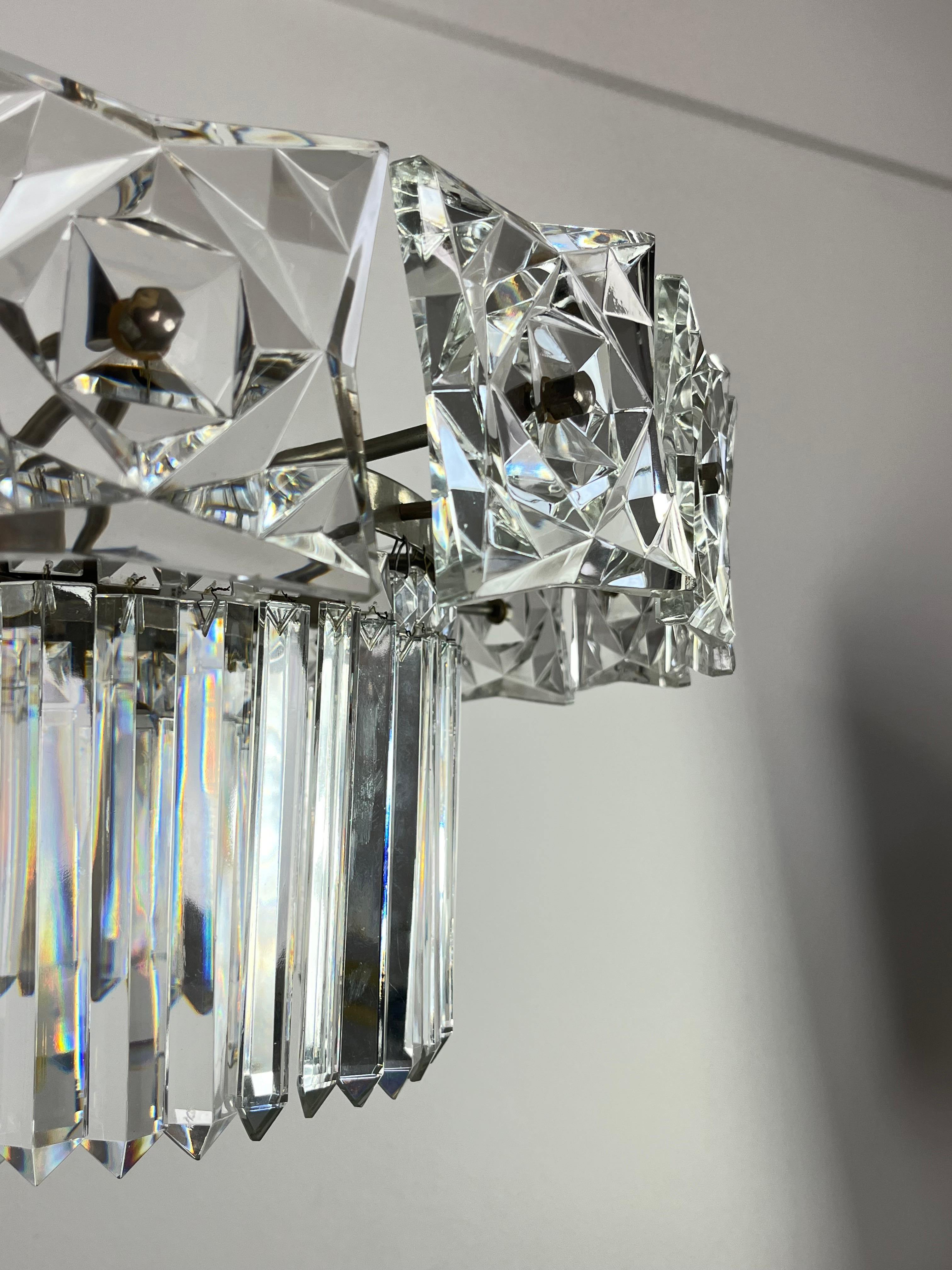 Französischer 7-Licht-Kronleuchter mit Kristallen aus der Mitte des Jahrhunderts, 1960er Jahre im Angebot 1