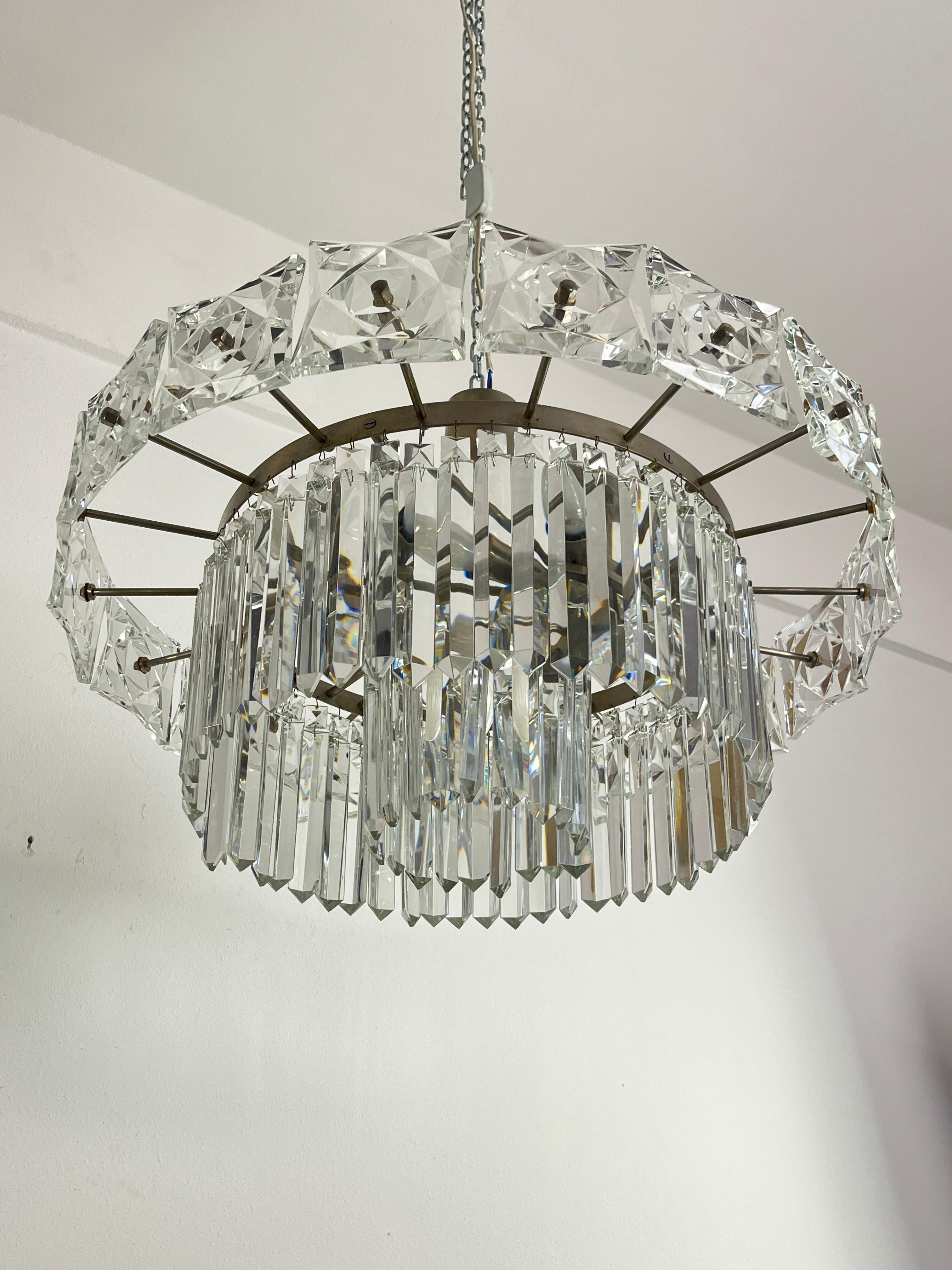 Französischer 7-Licht-Kronleuchter mit Kristallen aus der Mitte des Jahrhunderts, 1960er Jahre im Angebot 2