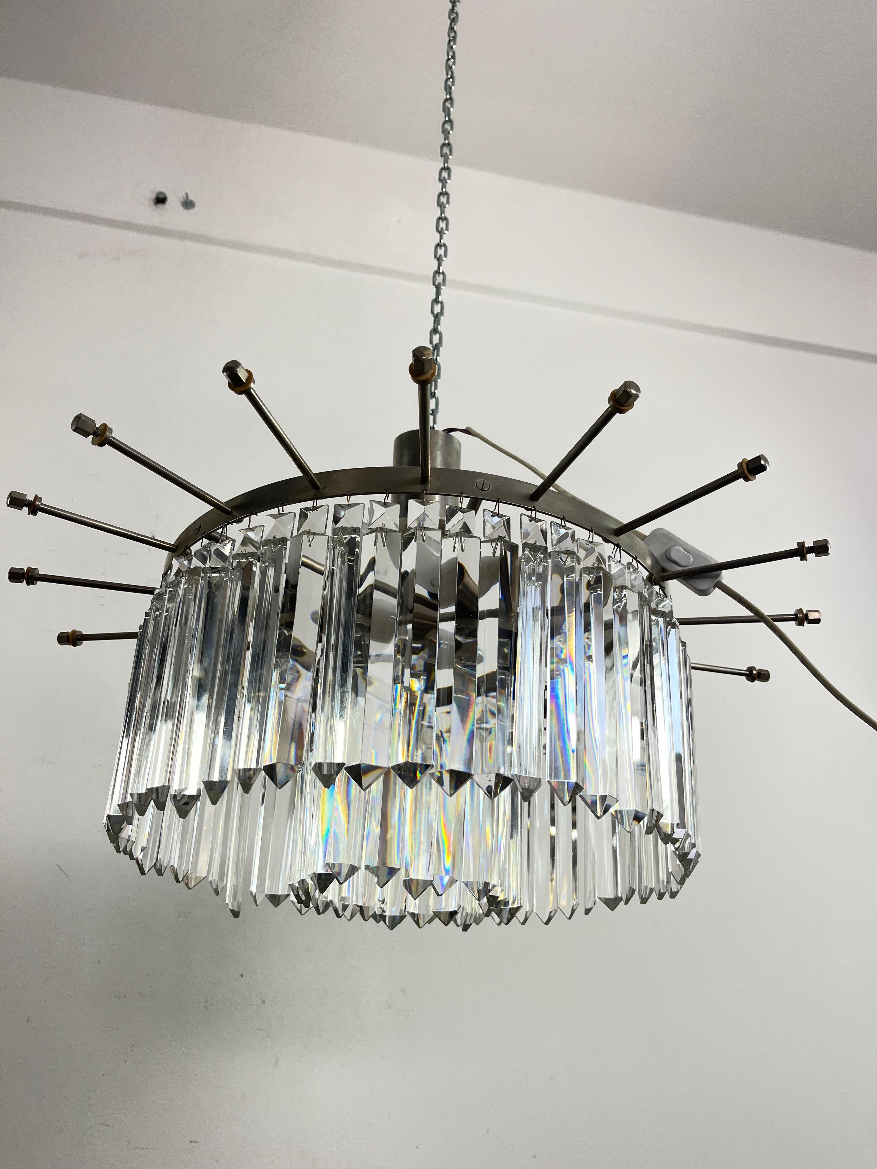 Französischer 7-Licht-Kronleuchter mit Kristallen aus der Mitte des Jahrhunderts, 1960er Jahre im Angebot 3