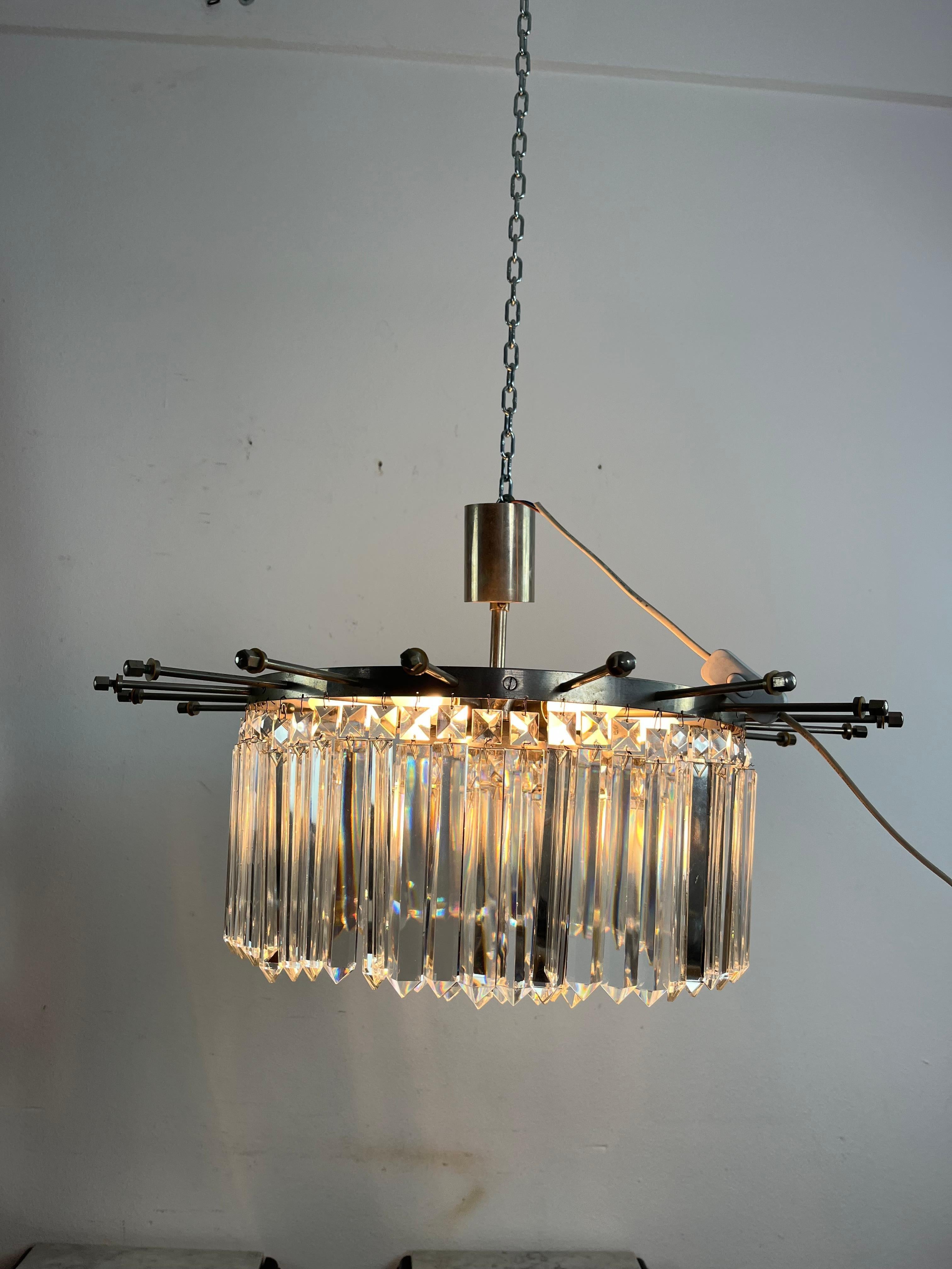 Französischer 7-Licht-Kronleuchter mit Kristallen aus der Mitte des Jahrhunderts, 1960er Jahre im Angebot 4