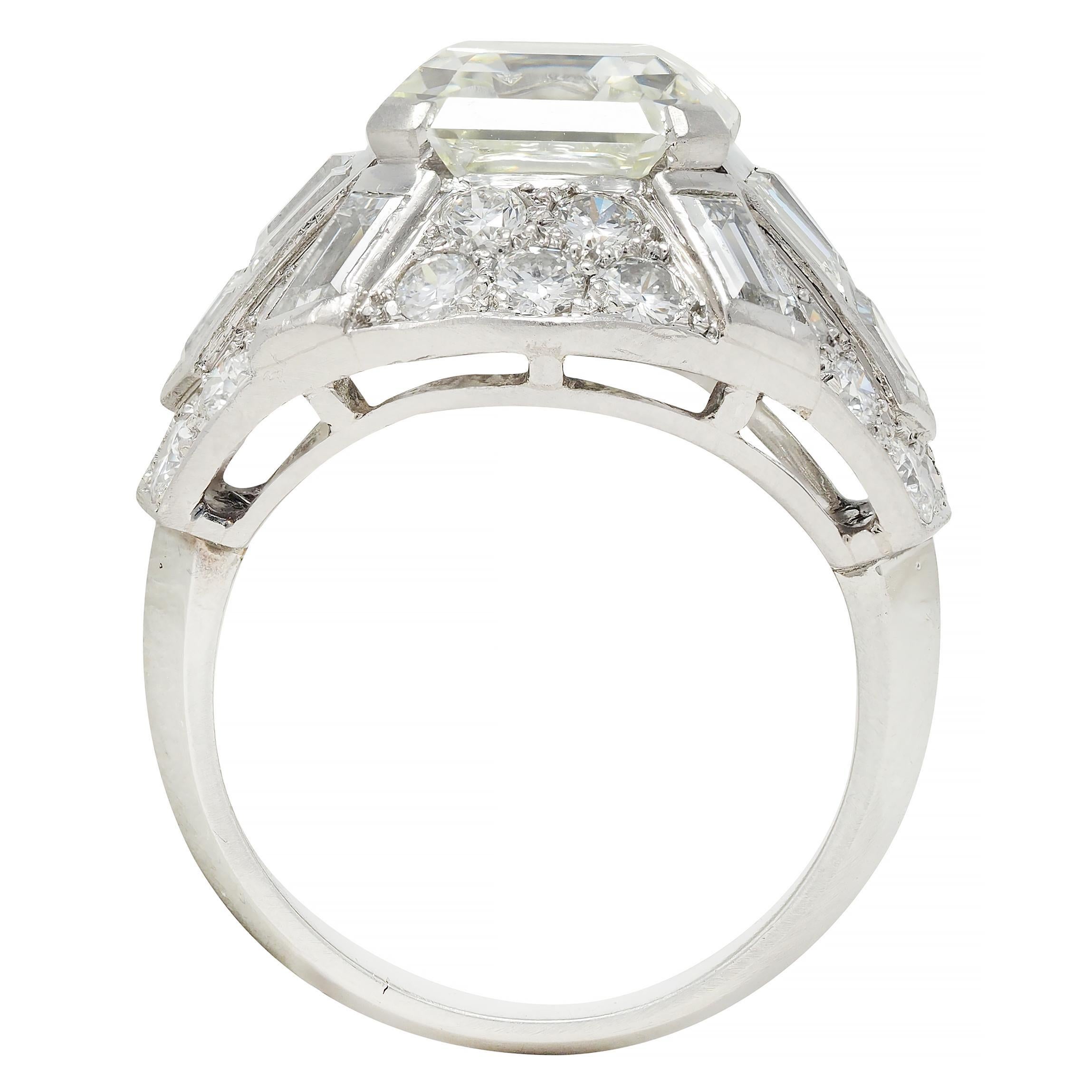 Anello francese di metà secolo con diamante Asscher da 7,13 CTW in platino e oro 18 carati a cupola vintage in vendita 5