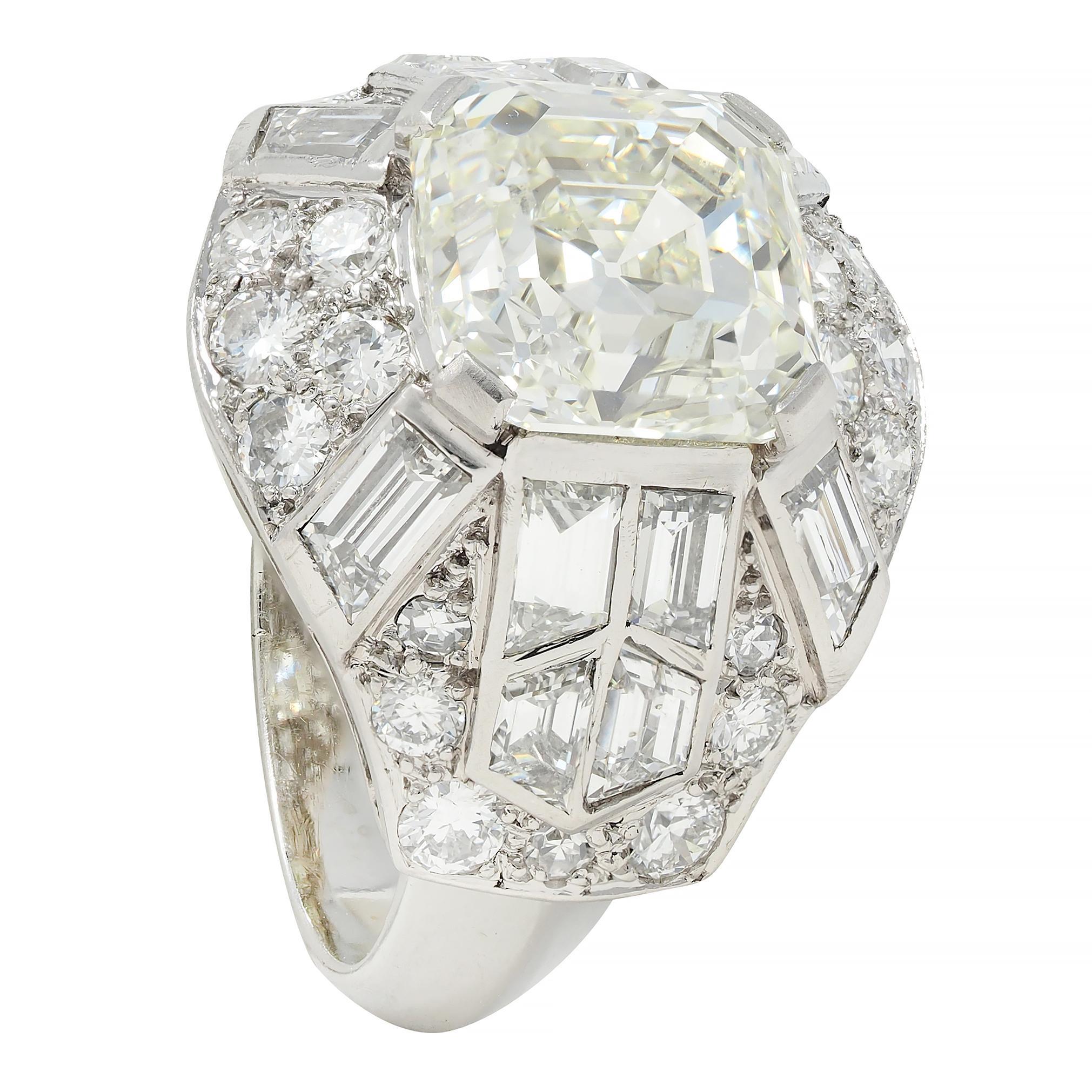 Anello francese di metà secolo con diamante Asscher da 7,13 CTW in platino e oro 18 carati a cupola vintage in vendita 6