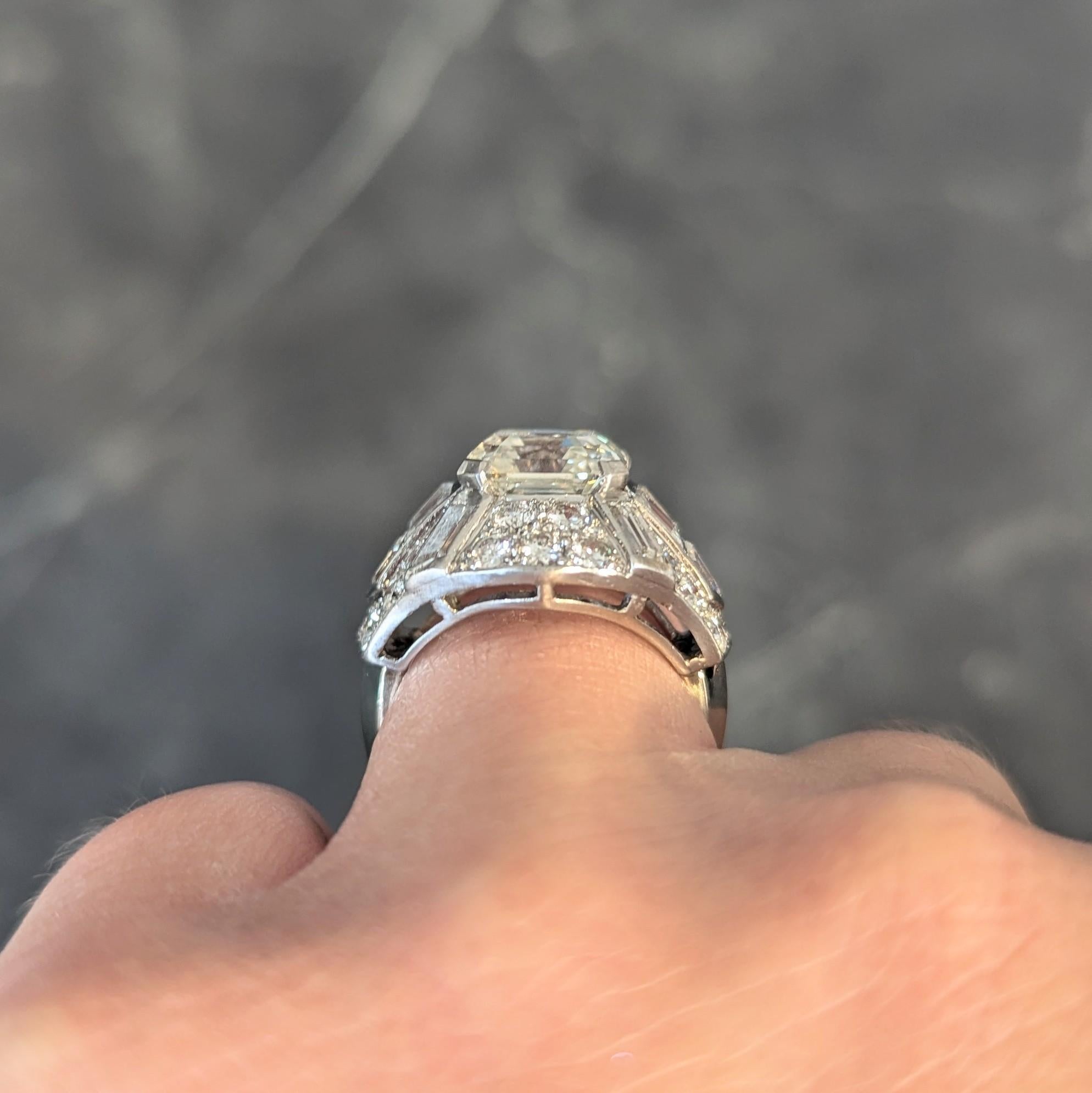 Anello francese di metà secolo con diamante Asscher da 7,13 CTW in platino e oro 18 carati a cupola vintage in vendita 8