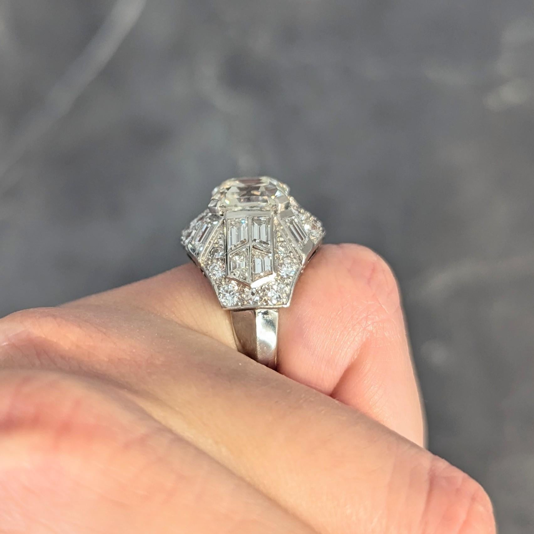 Anello francese di metà secolo con diamante Asscher da 7,13 CTW in platino e oro 18 carati a cupola vintage in vendita 9