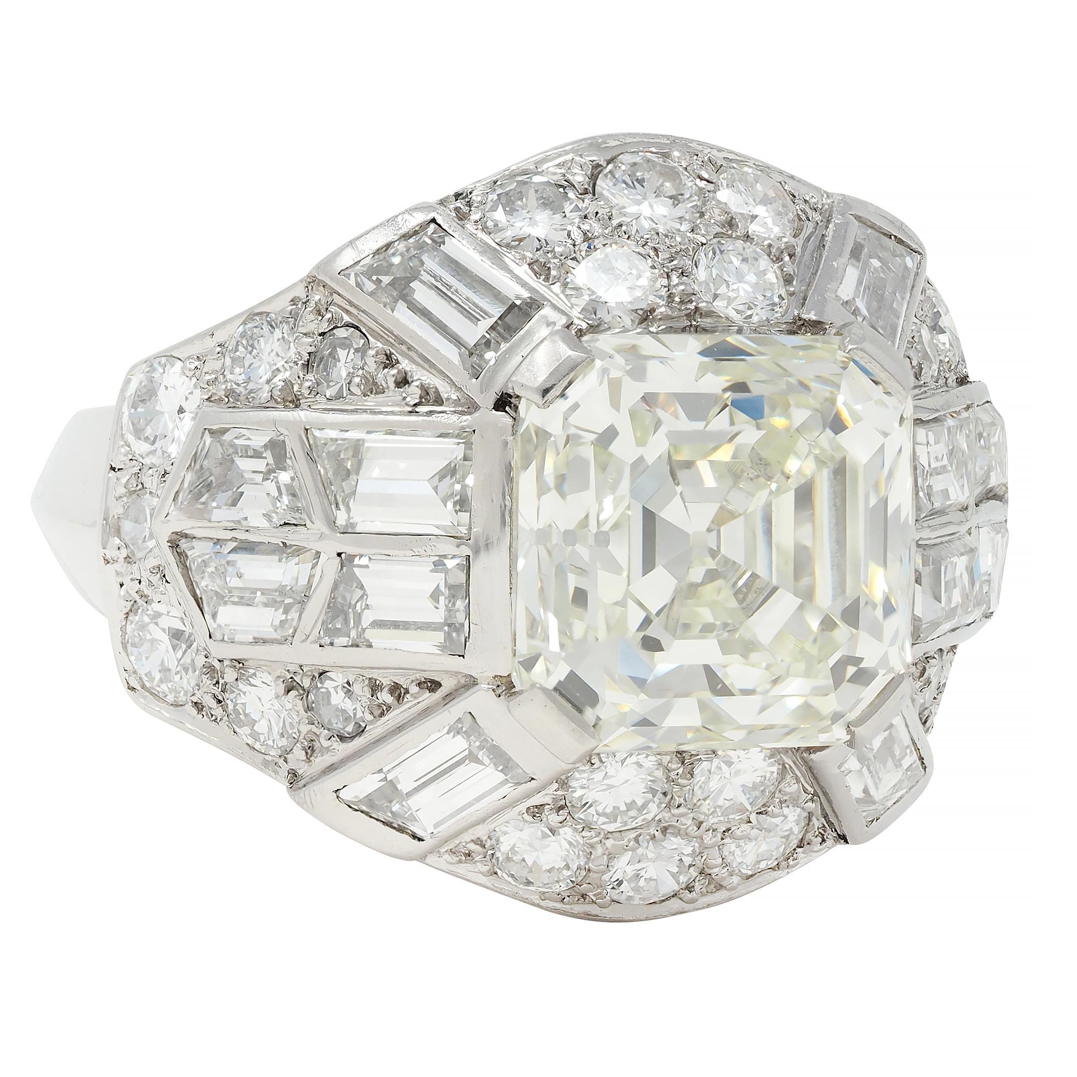 Taglio Asscher Anello francese di metà secolo con diamante Asscher da 7,13 CTW in platino e oro 18 carati a cupola vintage in vendita