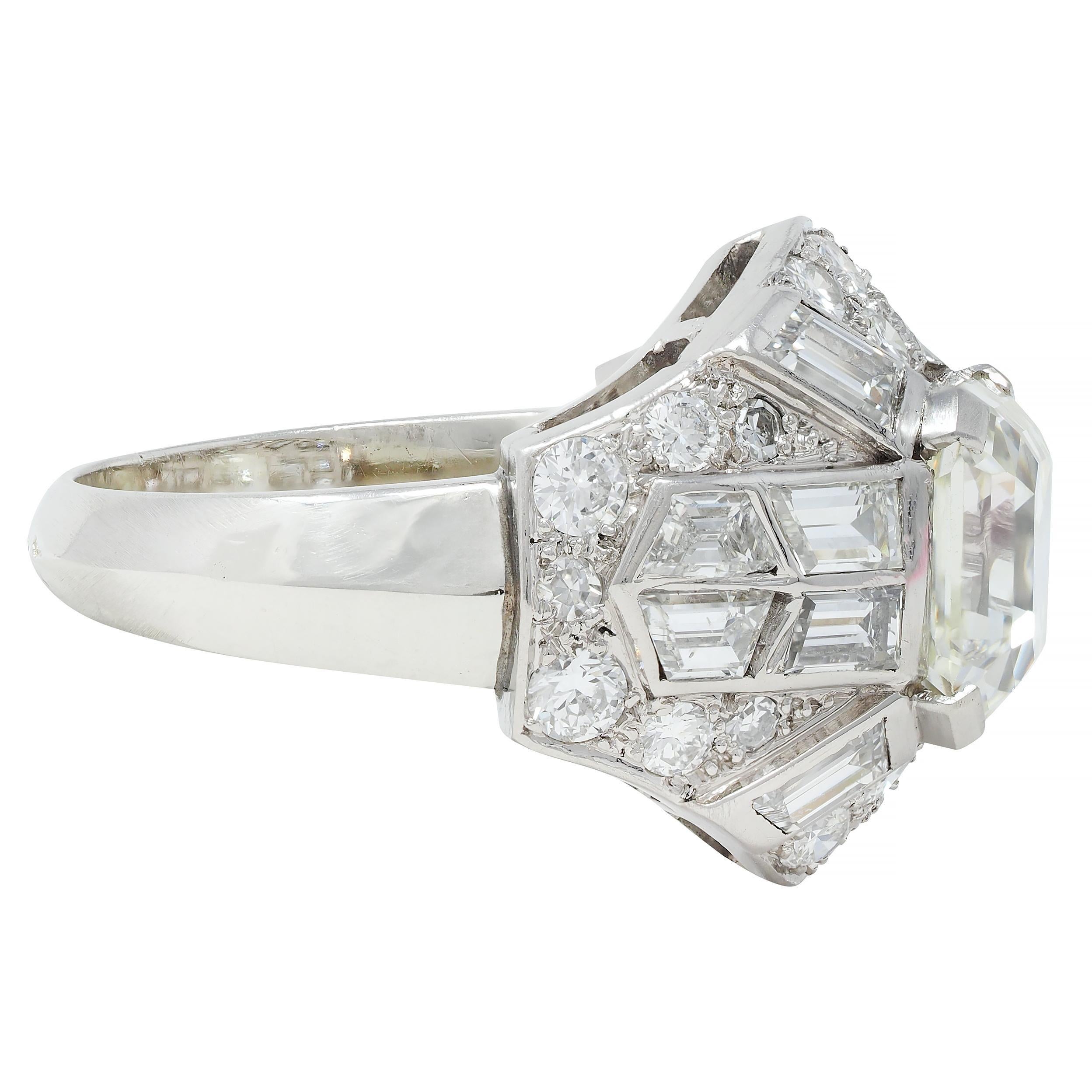 Anello francese di metà secolo con diamante Asscher da 7,13 CTW in platino e oro 18 carati a cupola vintage In condizioni ottime in vendita a Philadelphia, PA