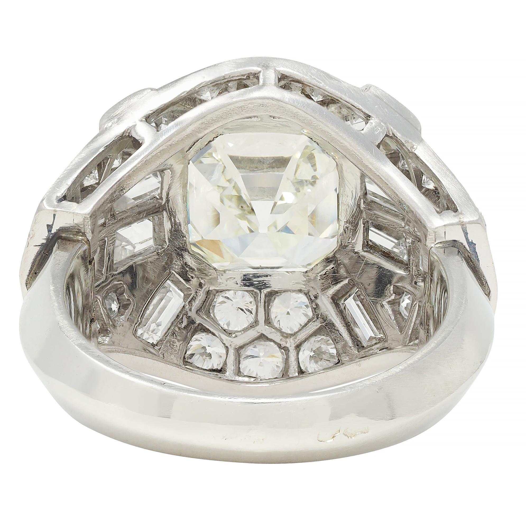 da uomo o donna Anello francese di metà secolo con diamante Asscher da 7,13 CTW in platino e oro 18 carati a cupola vintage in vendita