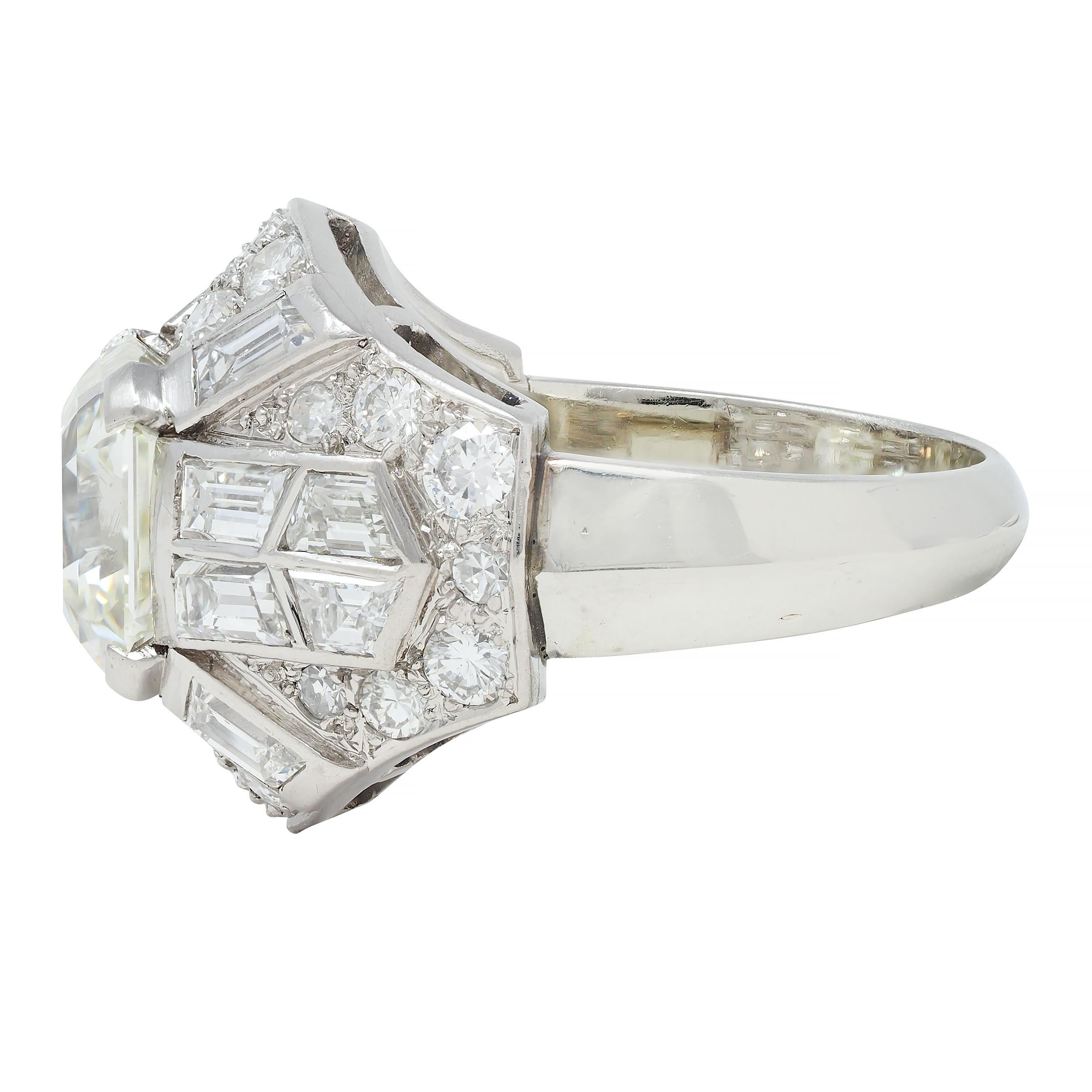 Anello francese di metà secolo con diamante Asscher da 7,13 CTW in platino e oro 18 carati a cupola vintage in vendita 1