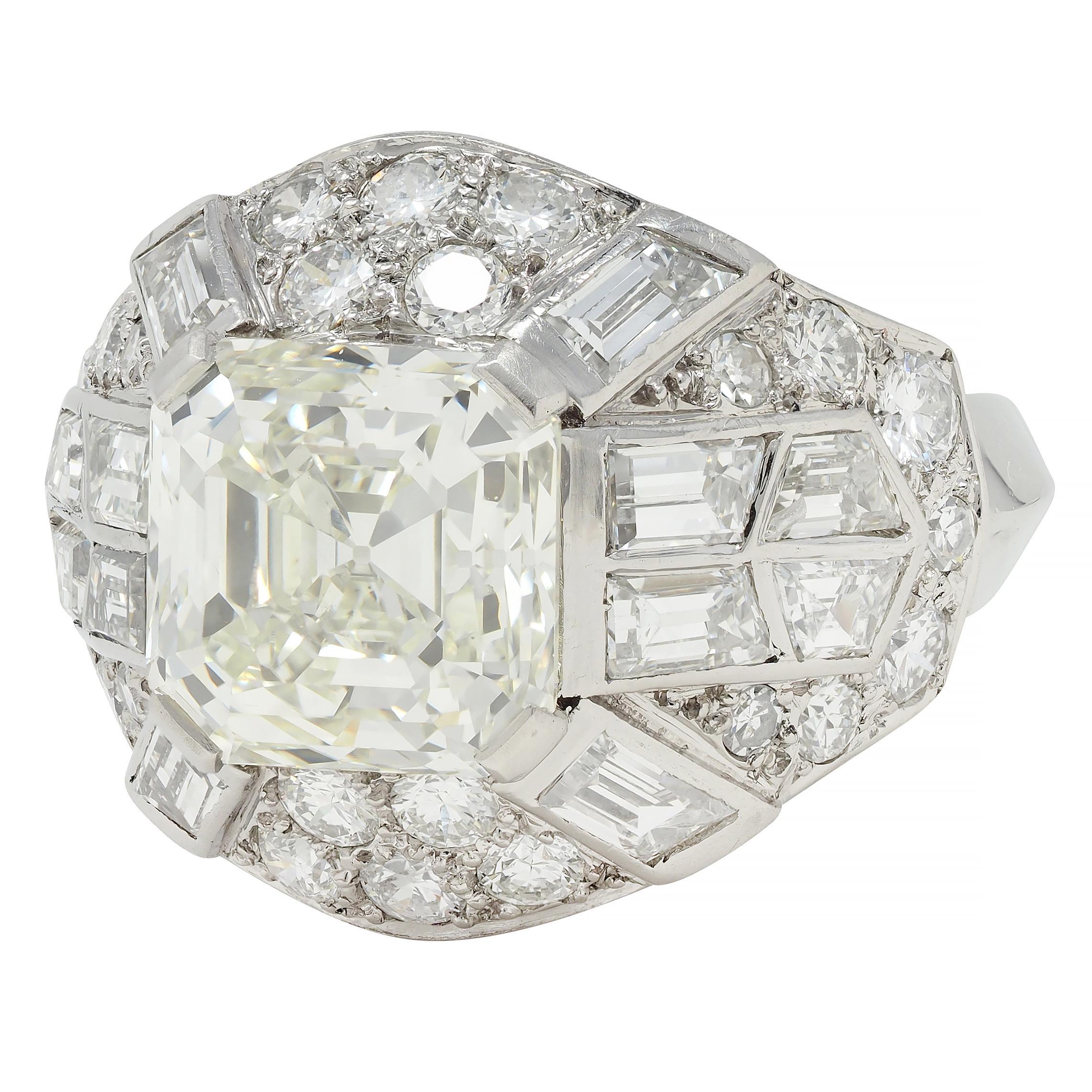 Anello francese di metà secolo con diamante Asscher da 7,13 CTW in platino e oro 18 carati a cupola vintage in vendita 2
