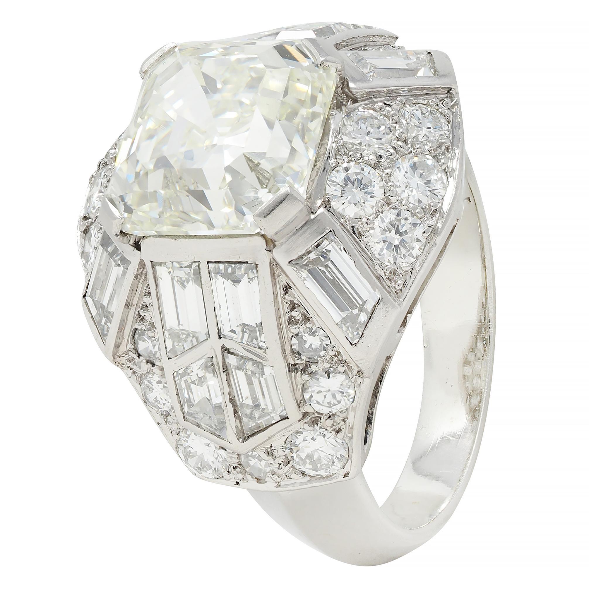 Anello francese di metà secolo con diamante Asscher da 7,13 CTW in platino e oro 18 carati a cupola vintage in vendita 3