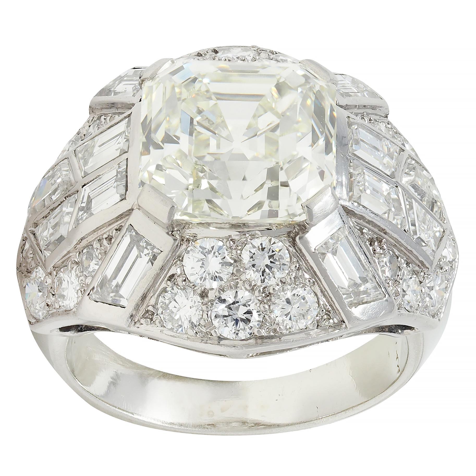 Anello francese di metà secolo con diamante Asscher da 7,13 CTW in platino e oro 18 carati a cupola vintage in vendita 4