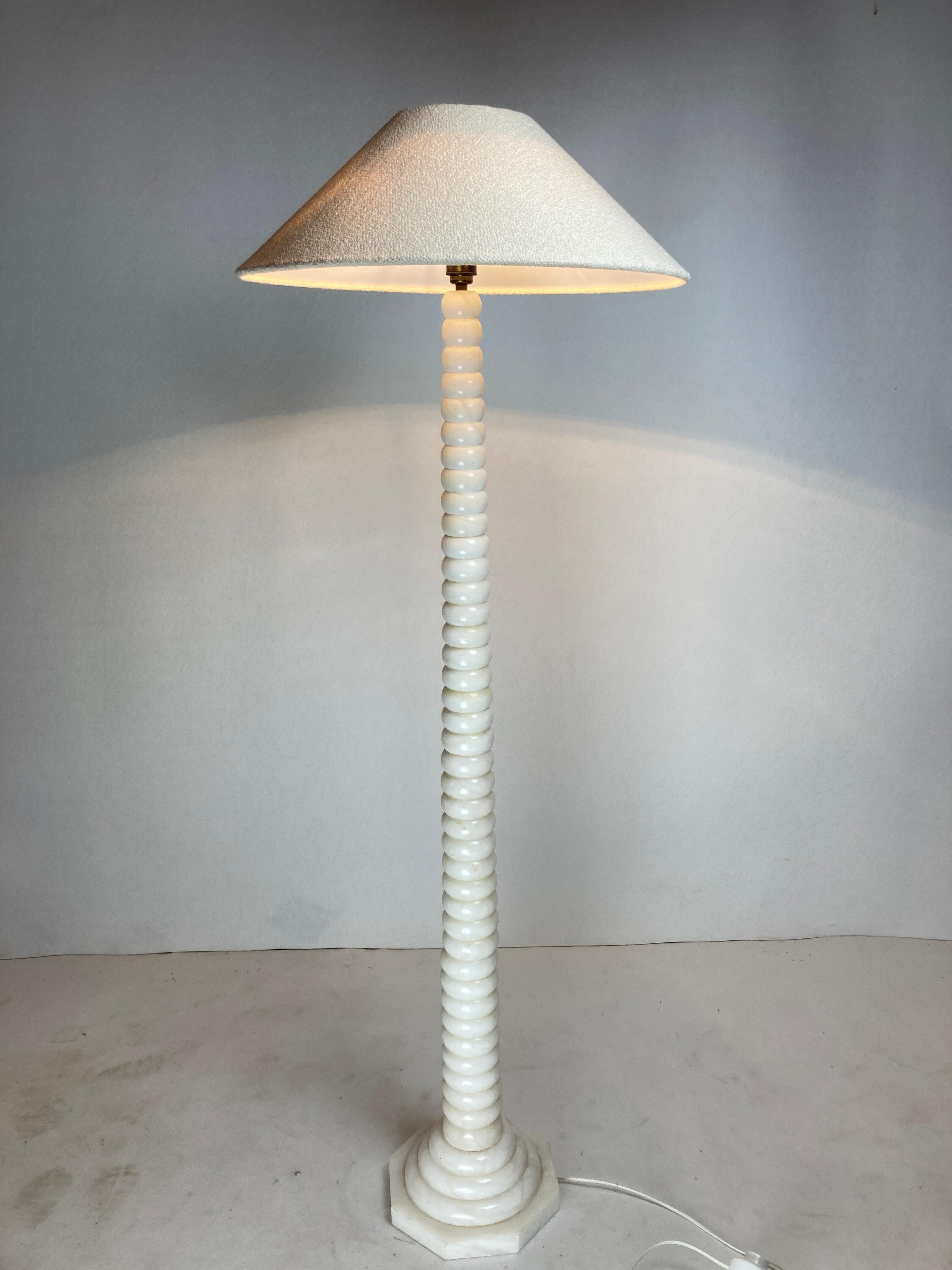 Lampada da terra francese di metà secolo in alabastro con paralume bouclé, anni '50 in vendita 4