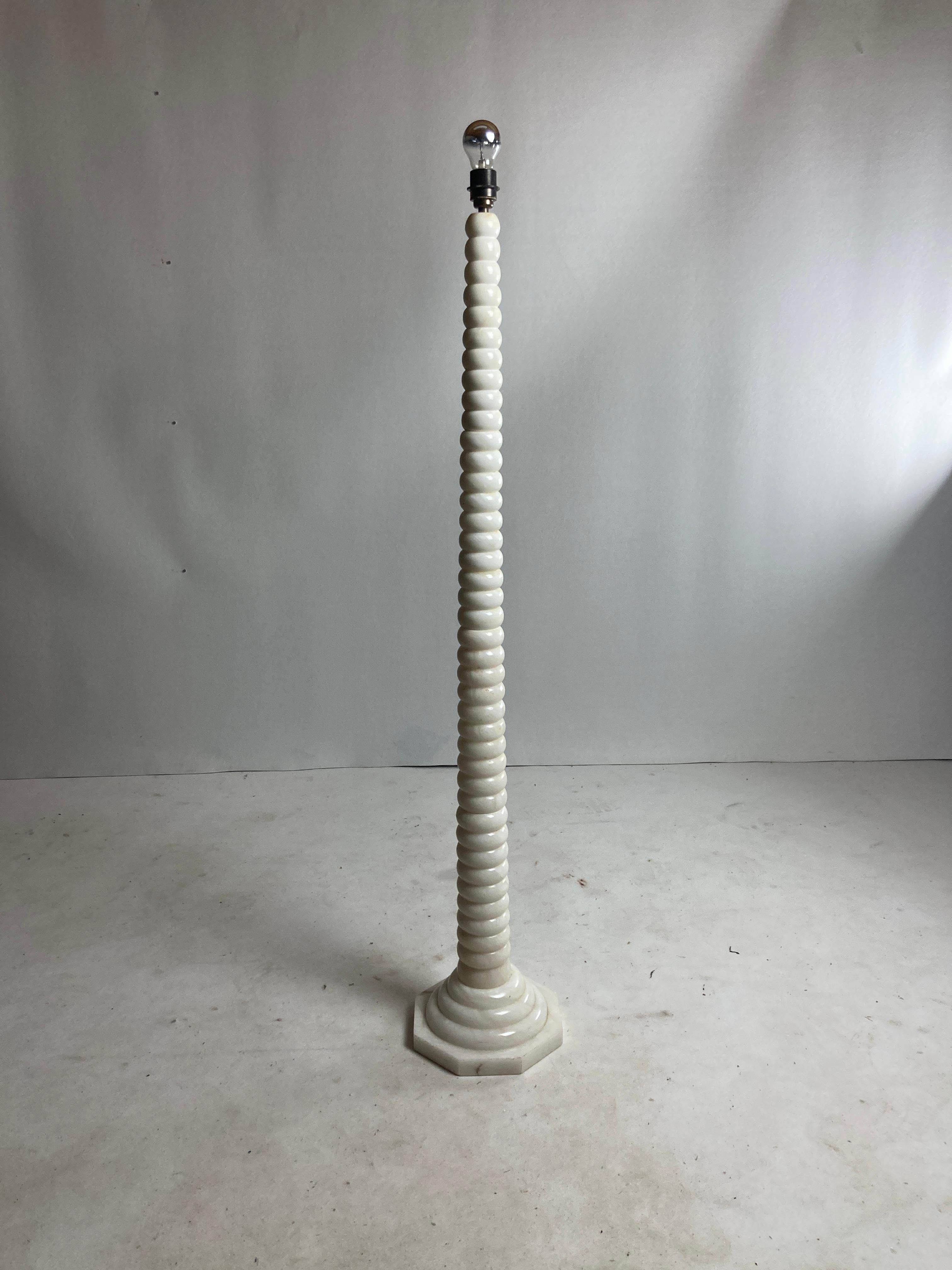 Lampada da terra in alabastro assolutamente stupefacente e rara, realizzata in Francia intorno agli anni '50 - '60. Questa splendida lampada da terra è stata ricablata e rimontata (lampadina generale E27) ed è in ottime condizioni, considerando la