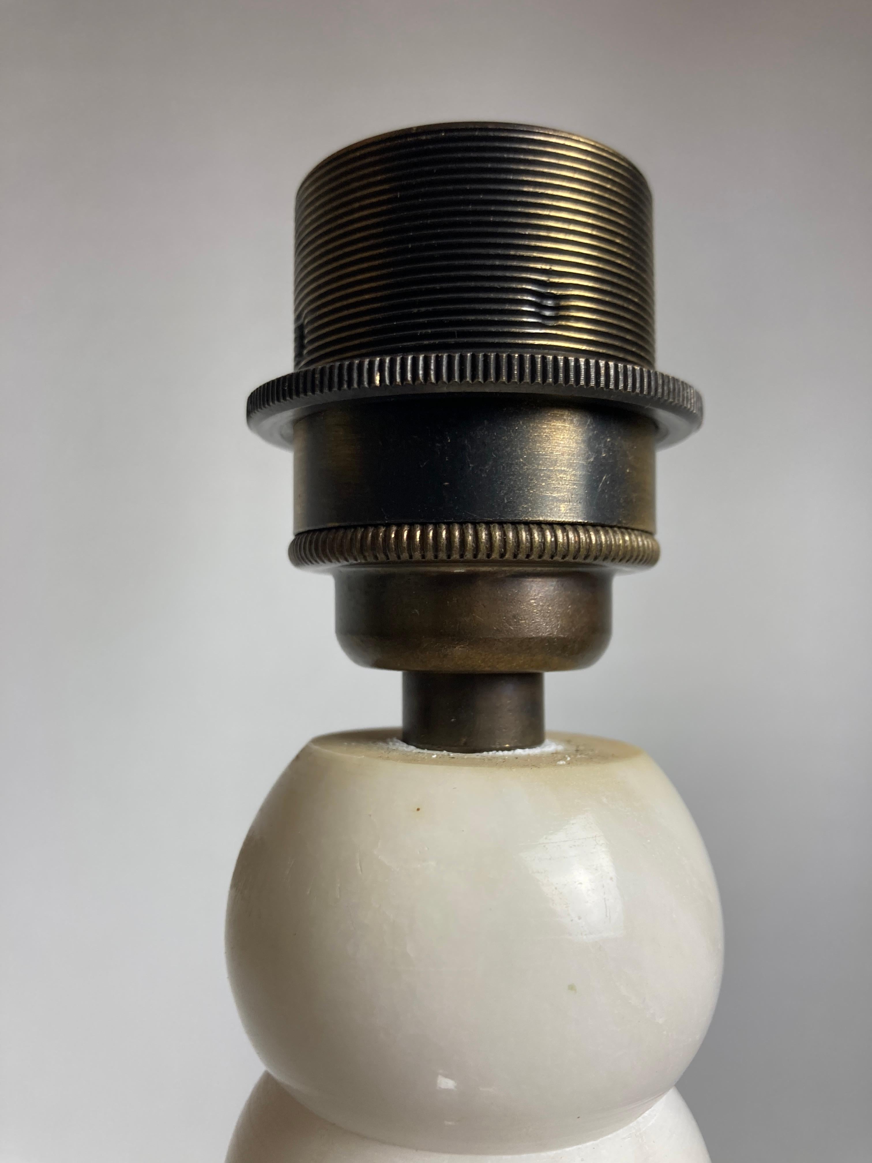 Mid-Century moderno Lampada da terra francese di metà secolo in alabastro con paralume bouclé, anni '50 in vendita